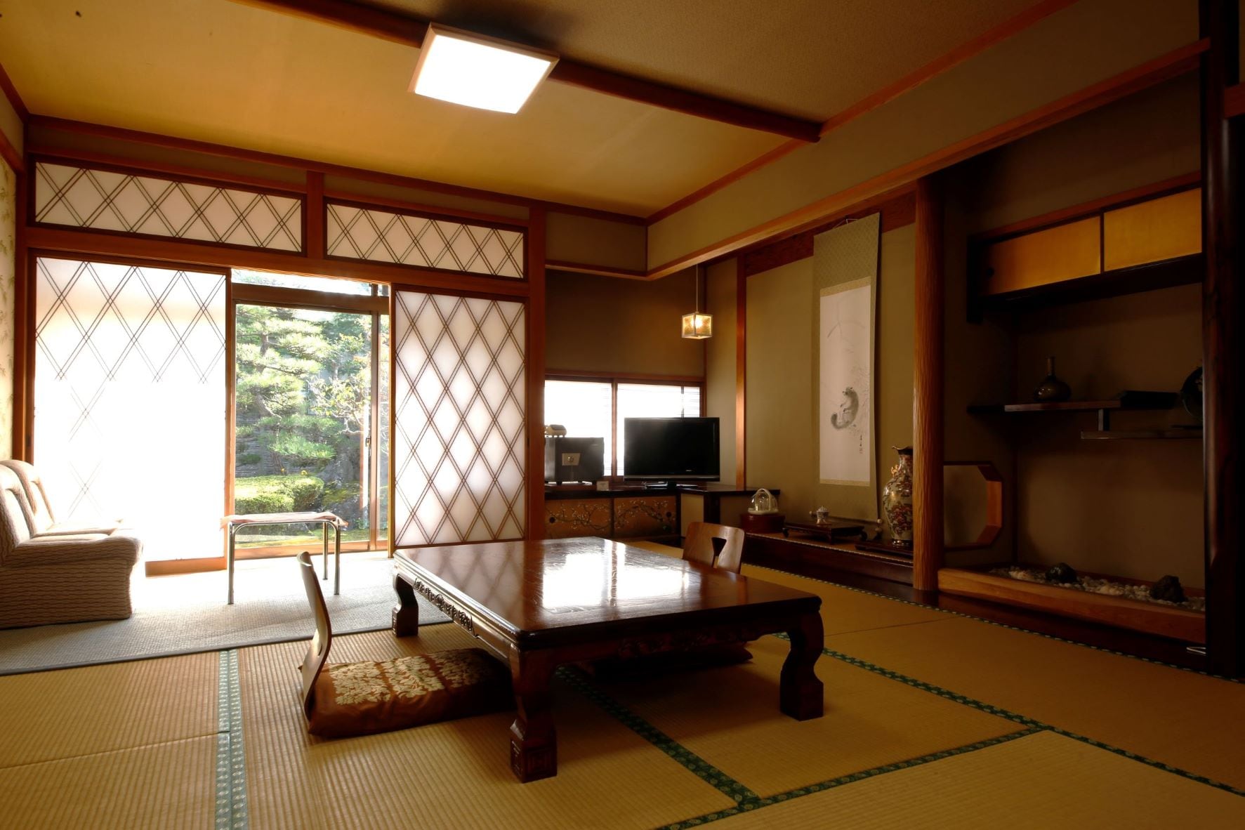 [Phòng] Phòng 12 chiếu tatami, nơi bạn có thể thư giãn và ngắm cảnh khu vườn.