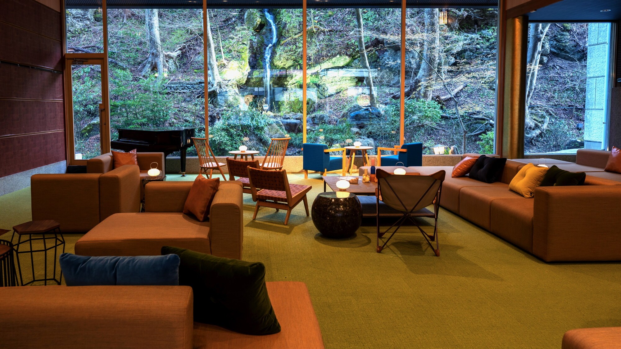 [Lobby Lounge] The spacious lobby lounge is a calm space where you can relax freely.