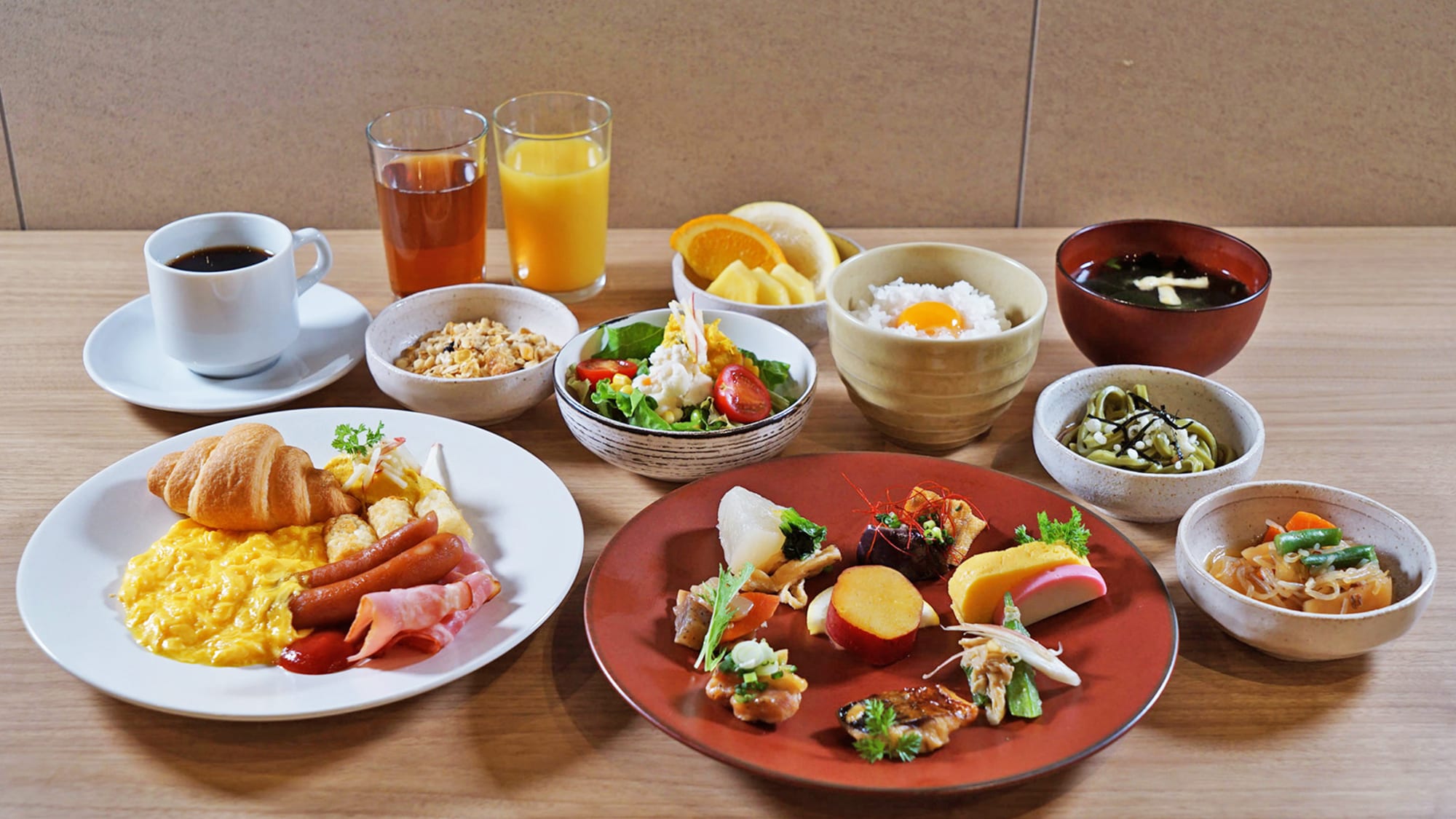 [Breakfast buffet] Start your day off right with a rich variety of Japanese and Western breakfast options.