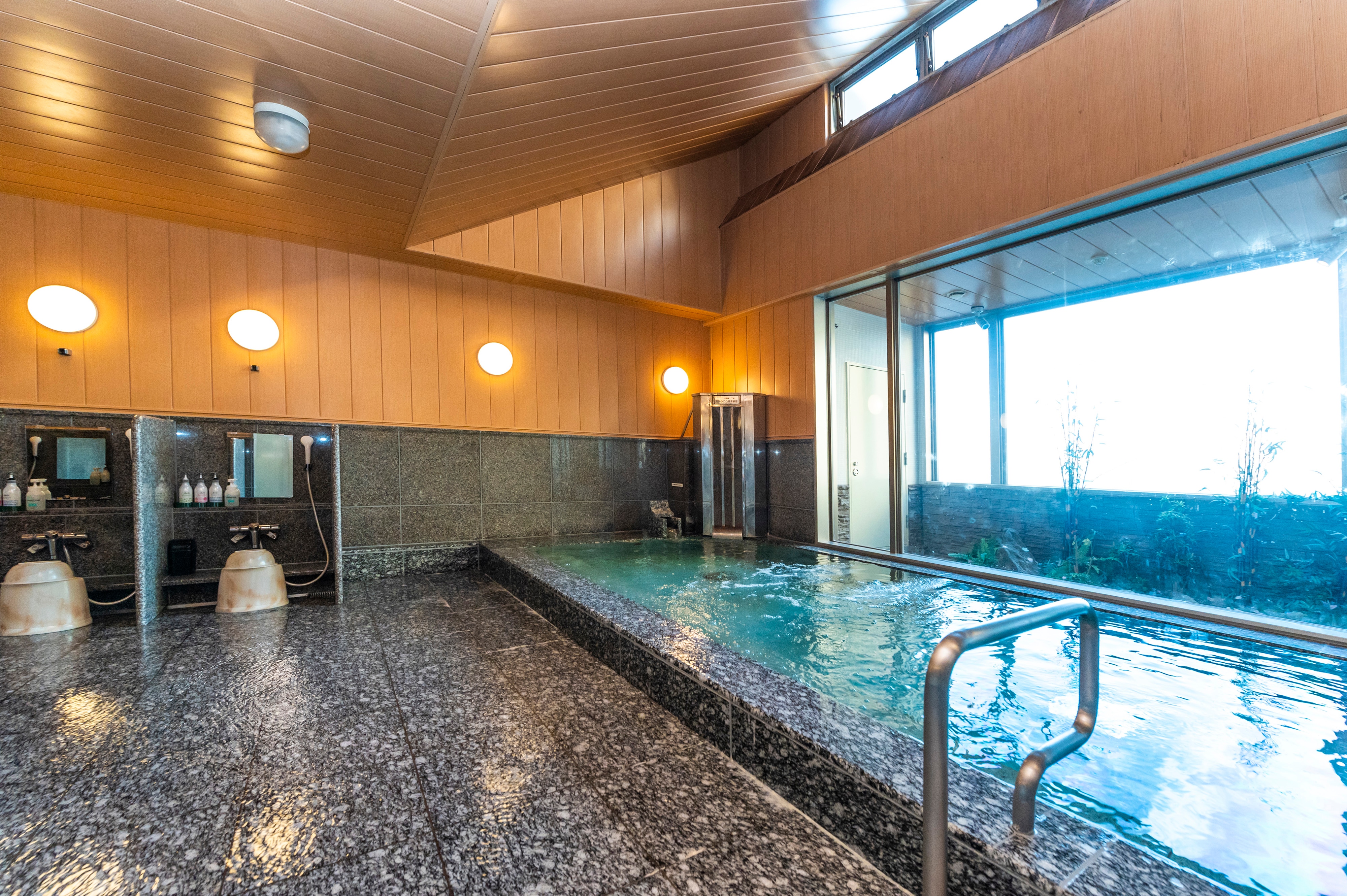 Large public bath (artificial hot spring)