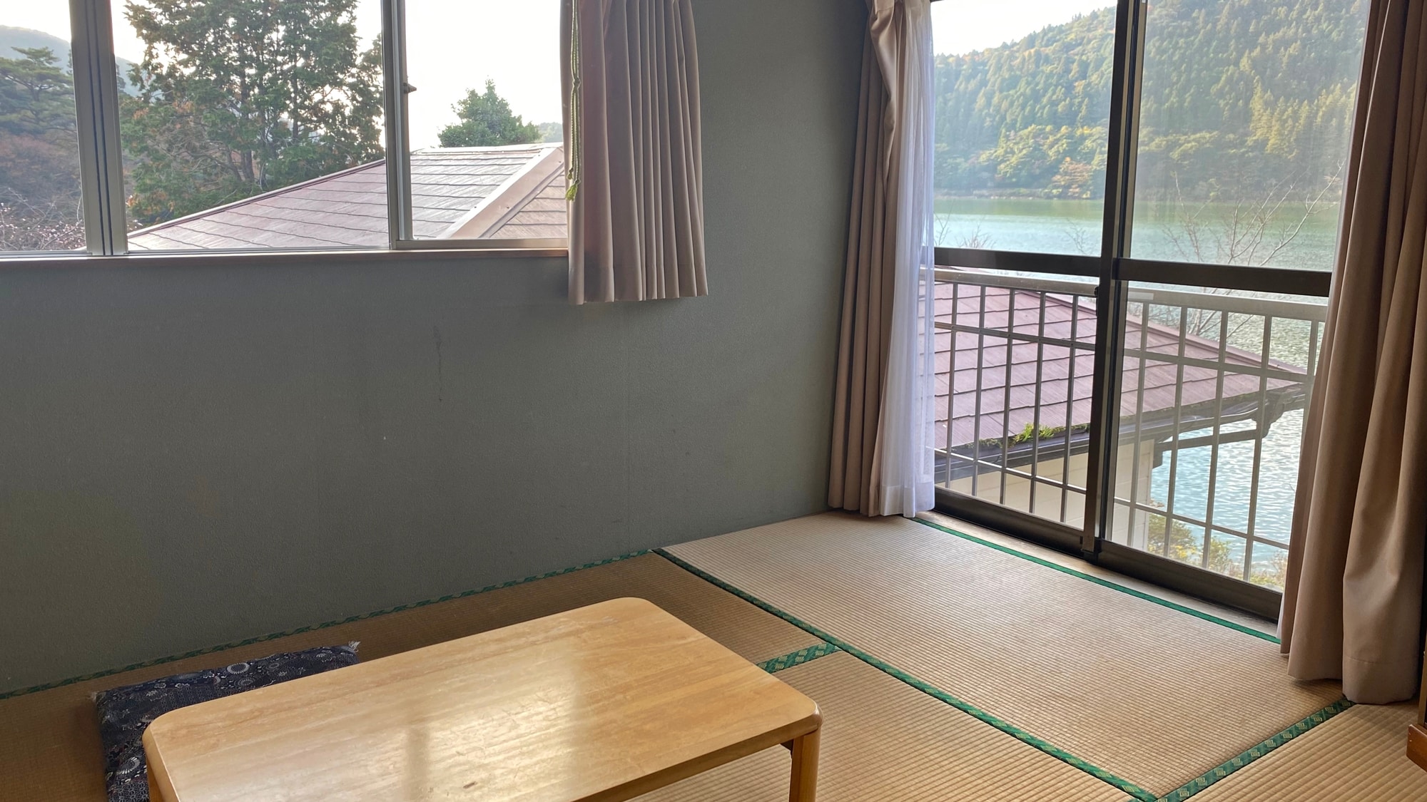 *[Lake side/Japanese-style room, 6 tatami mats] A Japanese-style room overlooking Oshidori Pond. Enjoy the peaceful flow of time.