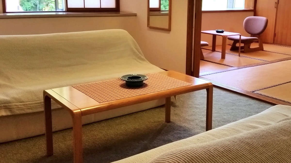 [Annex / Yuki Tsubaki no Ma] A sofa is provided between the carpeted areas.