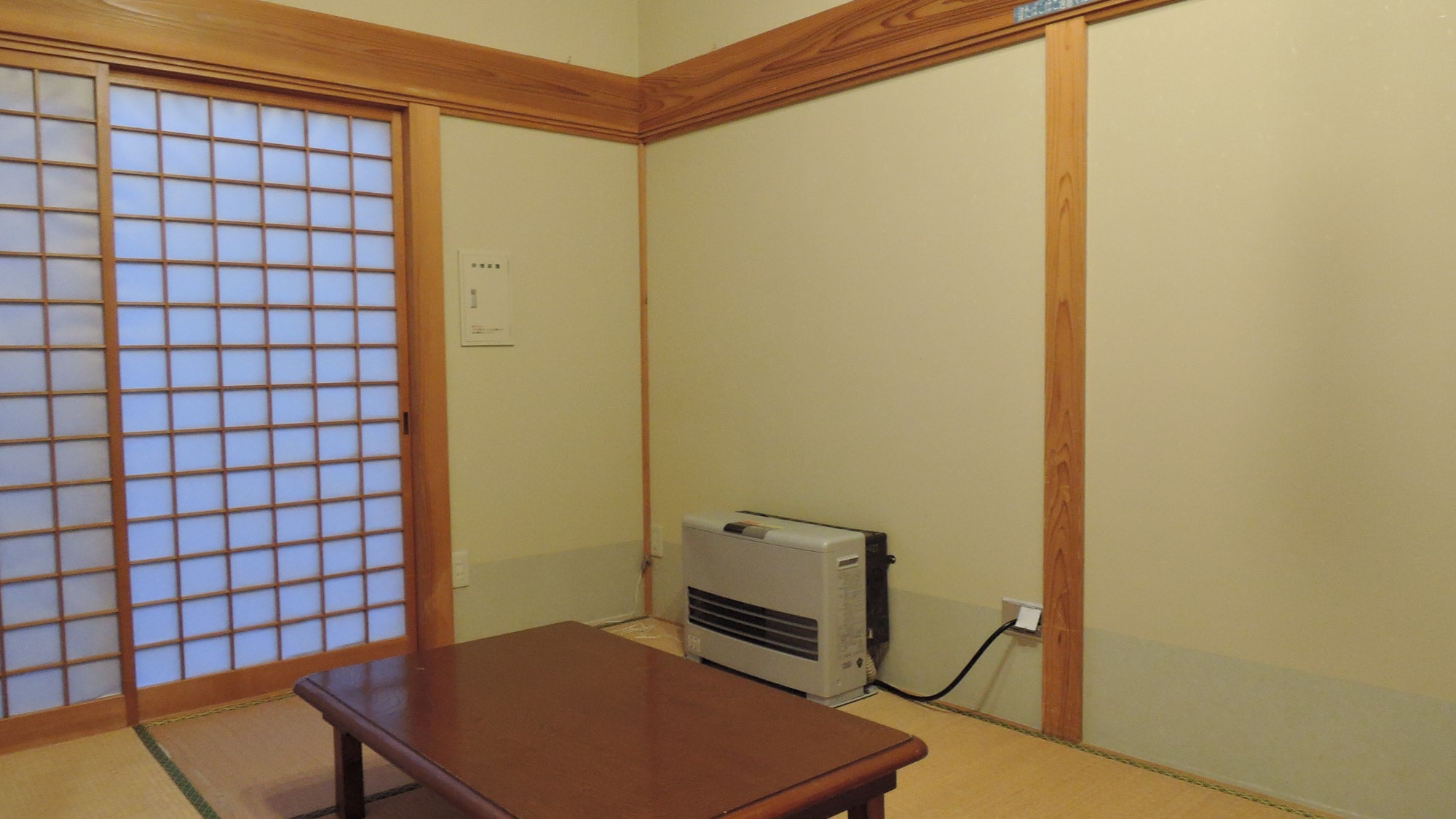 *Example of a guest room: There is a 6 tatami Japanese-style room at the back of the living room.
