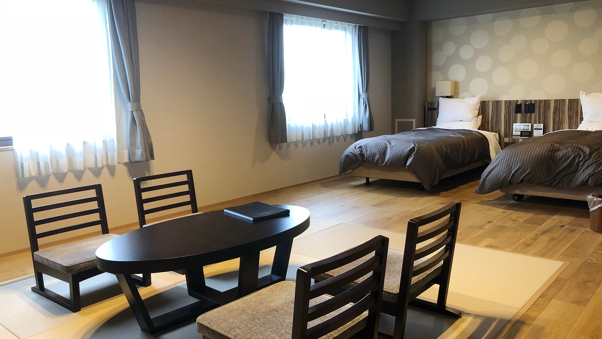 [Renovated Japanese-Western style room in the main building] A Japanese-Western style room where you can take off your shoes and relax.