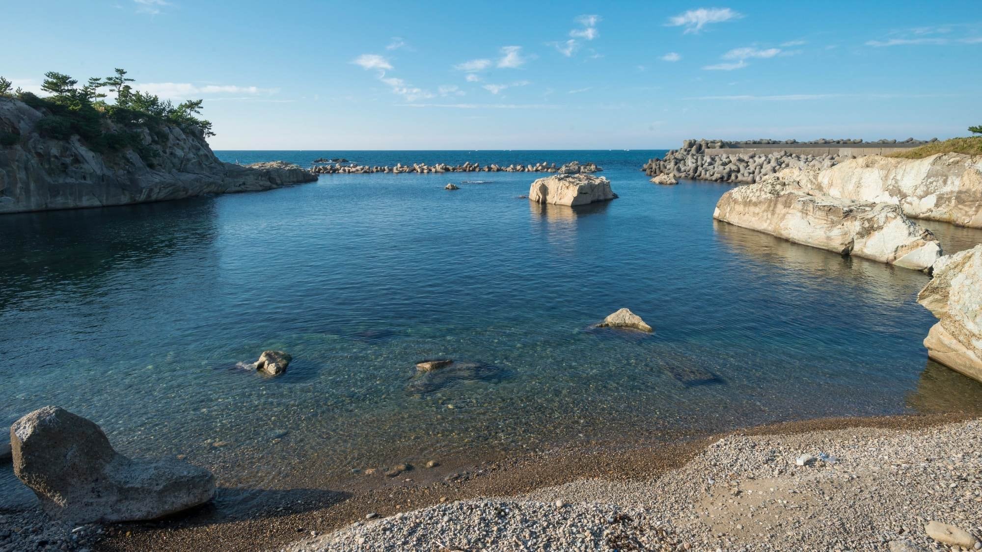 Right in front of Takanosu-so is a beautiful sea that is also a national park!