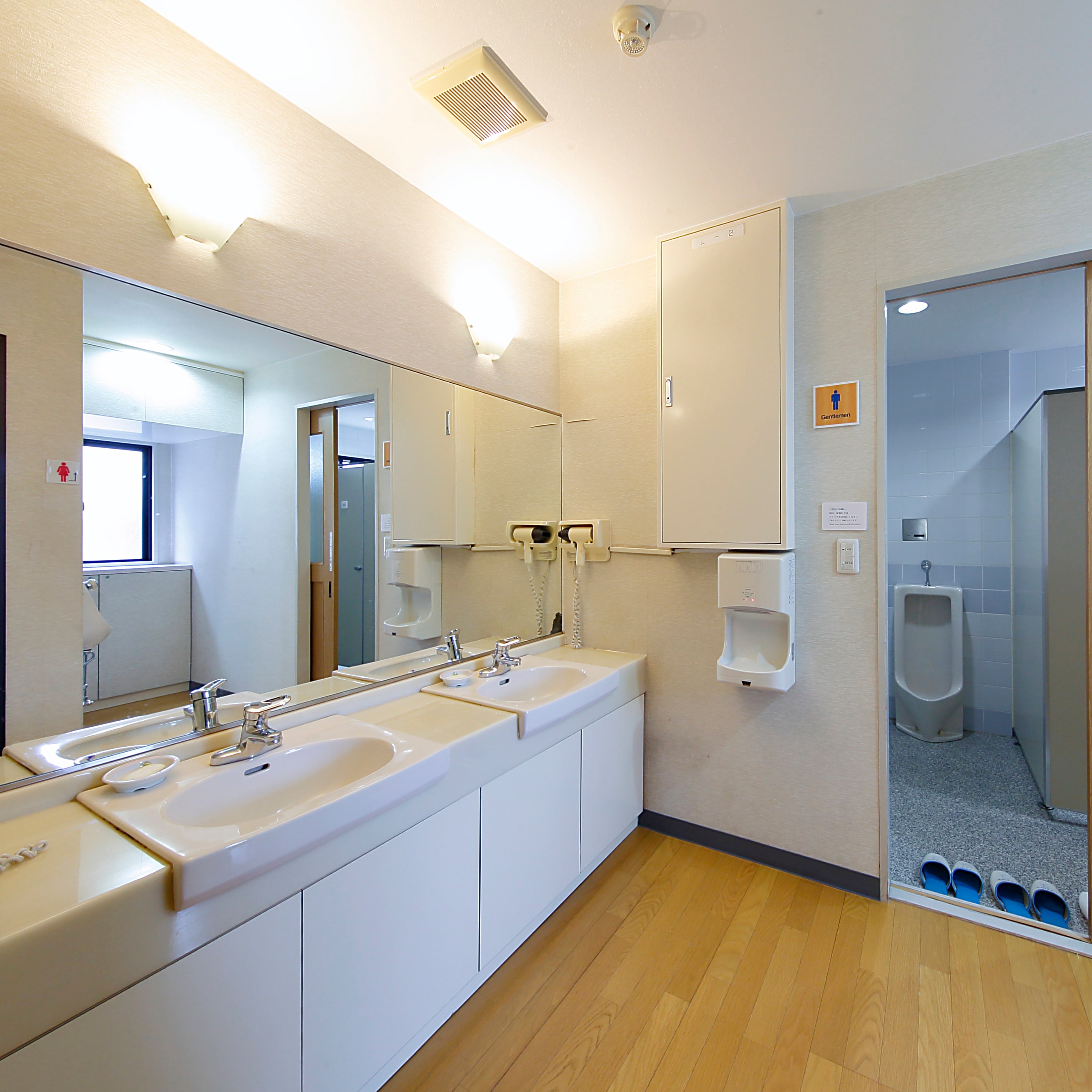 [Second floor shared space] For those using Japanese-style rooms, please use the shared space for morning washing.