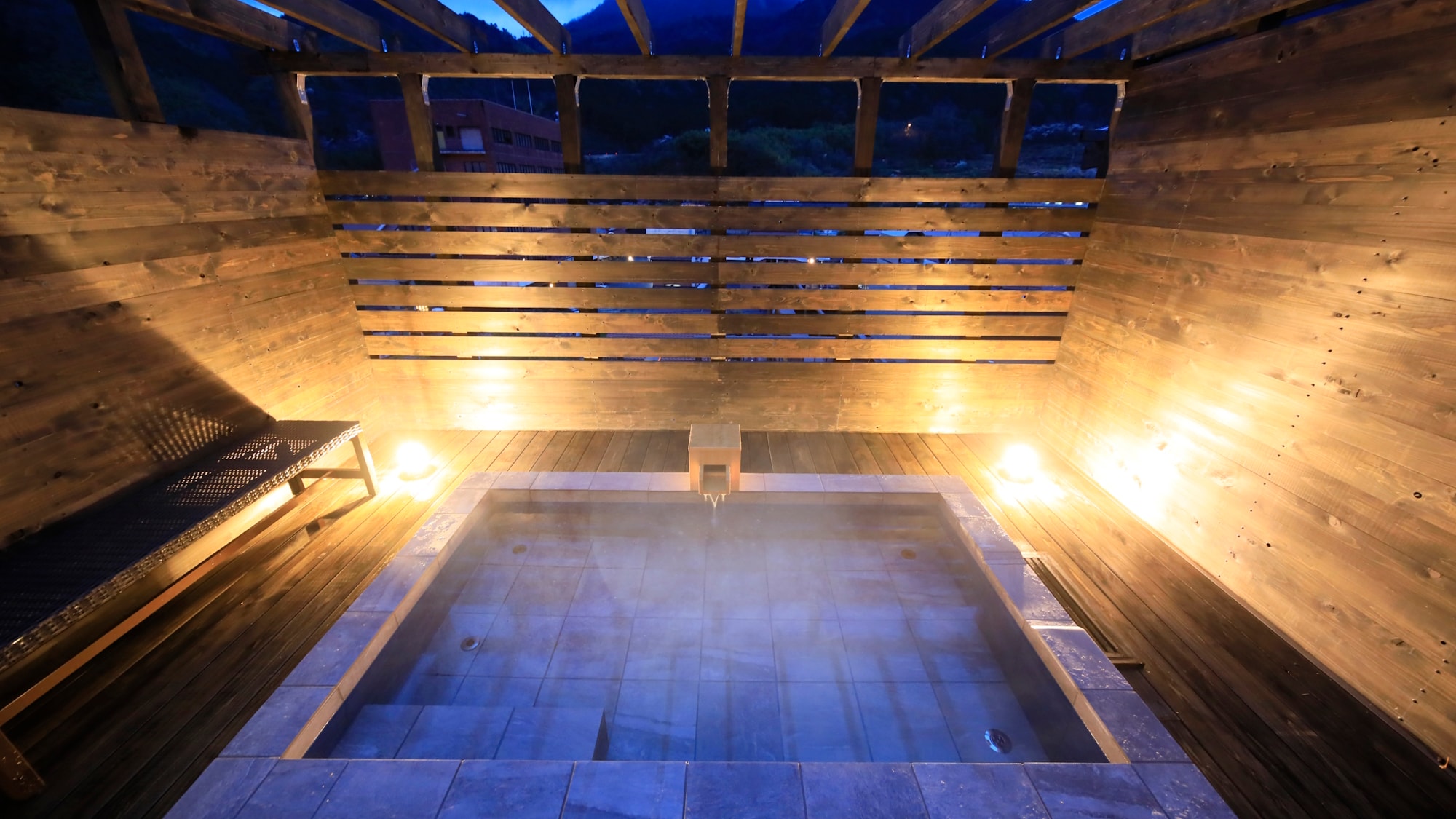 [Open-air bath] The atmosphere of the open-air bath changes at night (example)