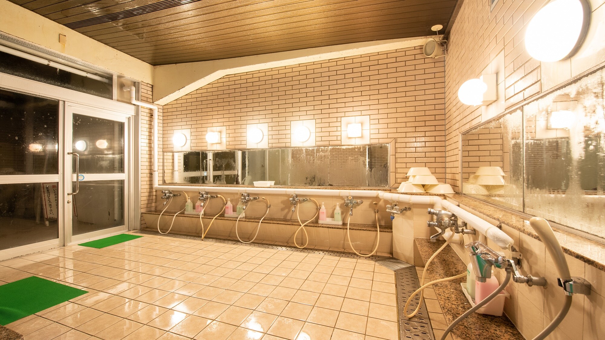 *[大型公共浴場]