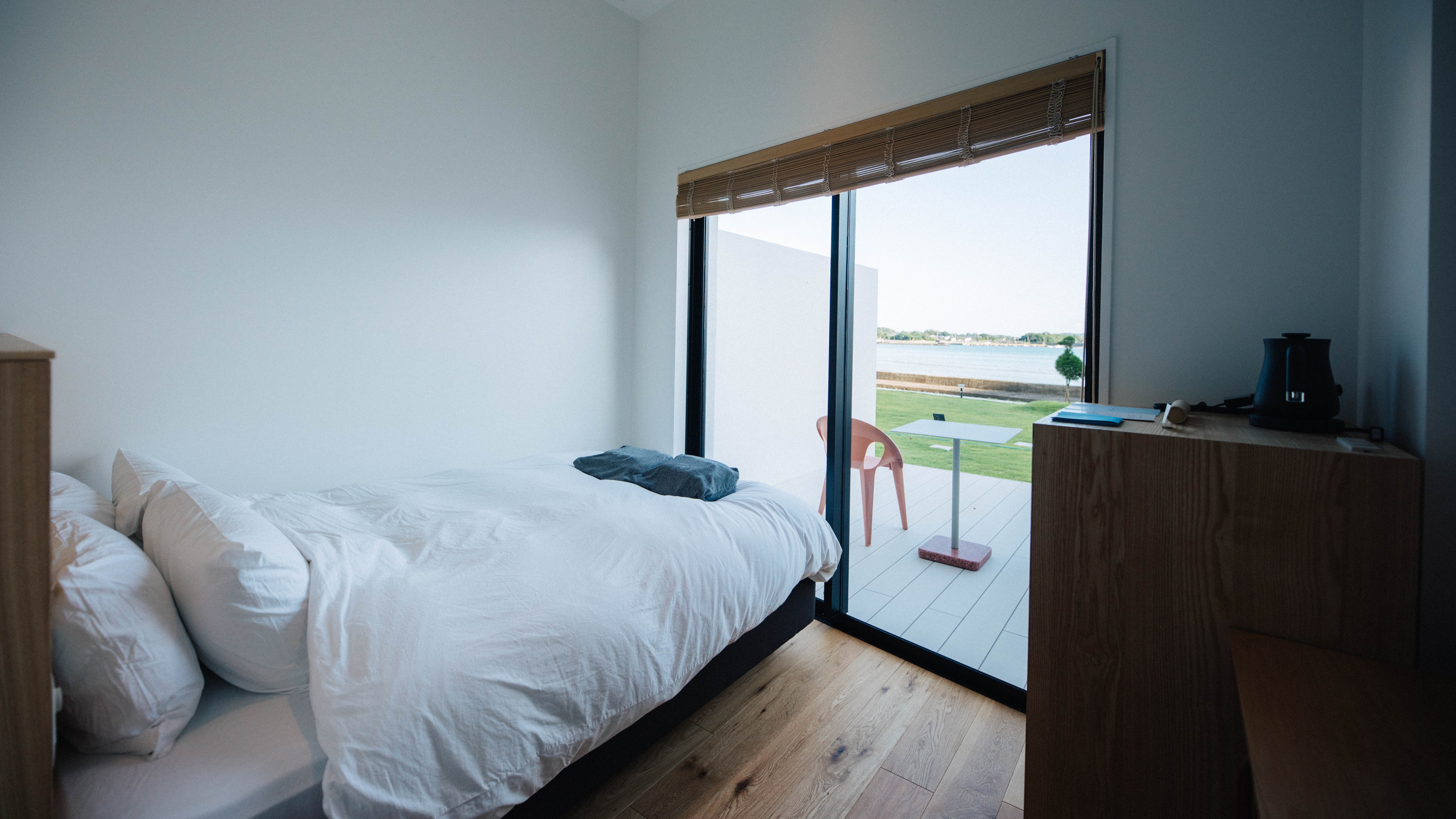 [Double Room] A room with a compact interior and a large terrace facing the sea.