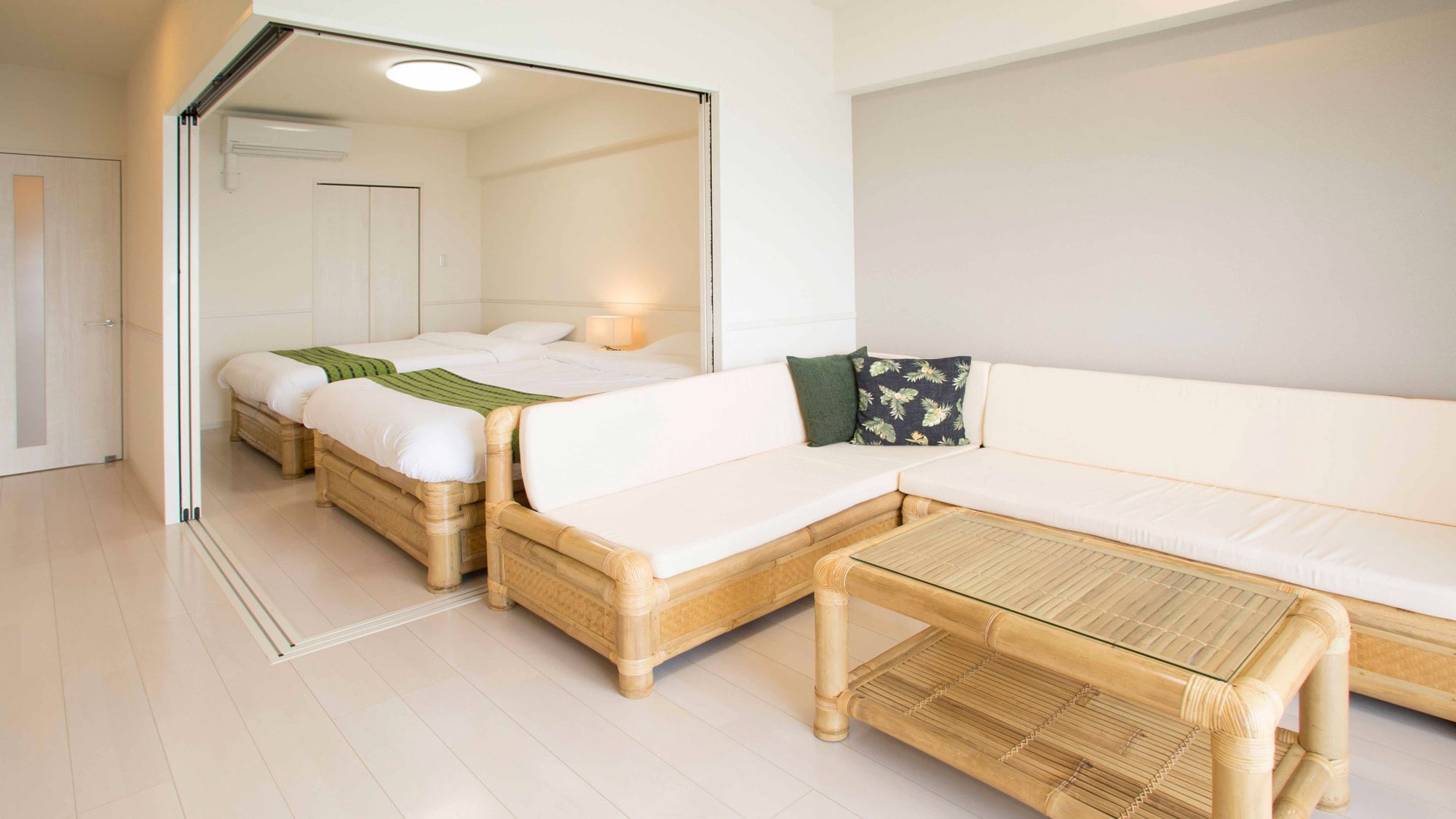 [Western-style room 1LDK (3F-2)] The living room can be opened to separate it from the bedroom for a spacious feel.