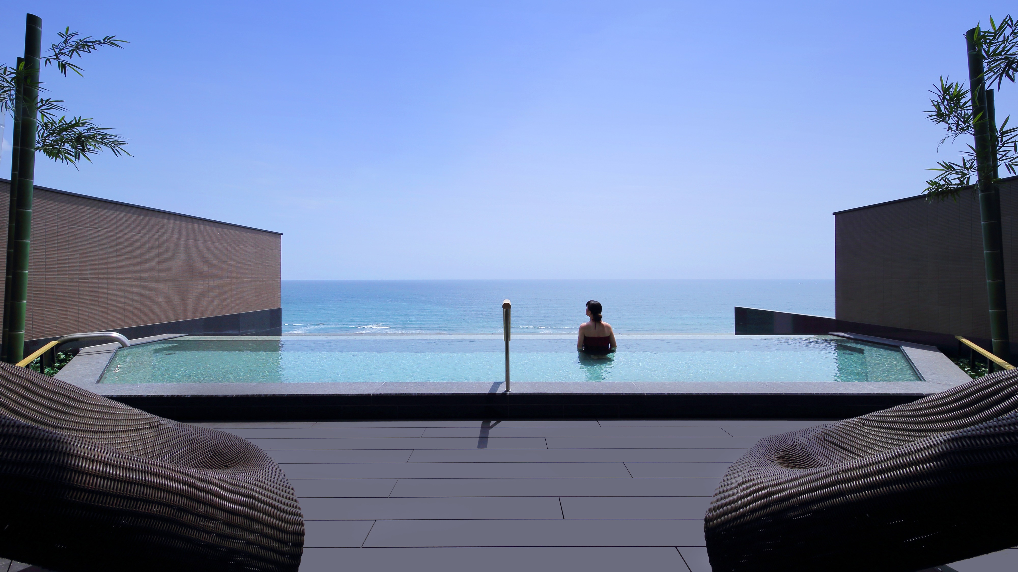 Rooftop hot spring pool "HARUKA" _ Daytime view