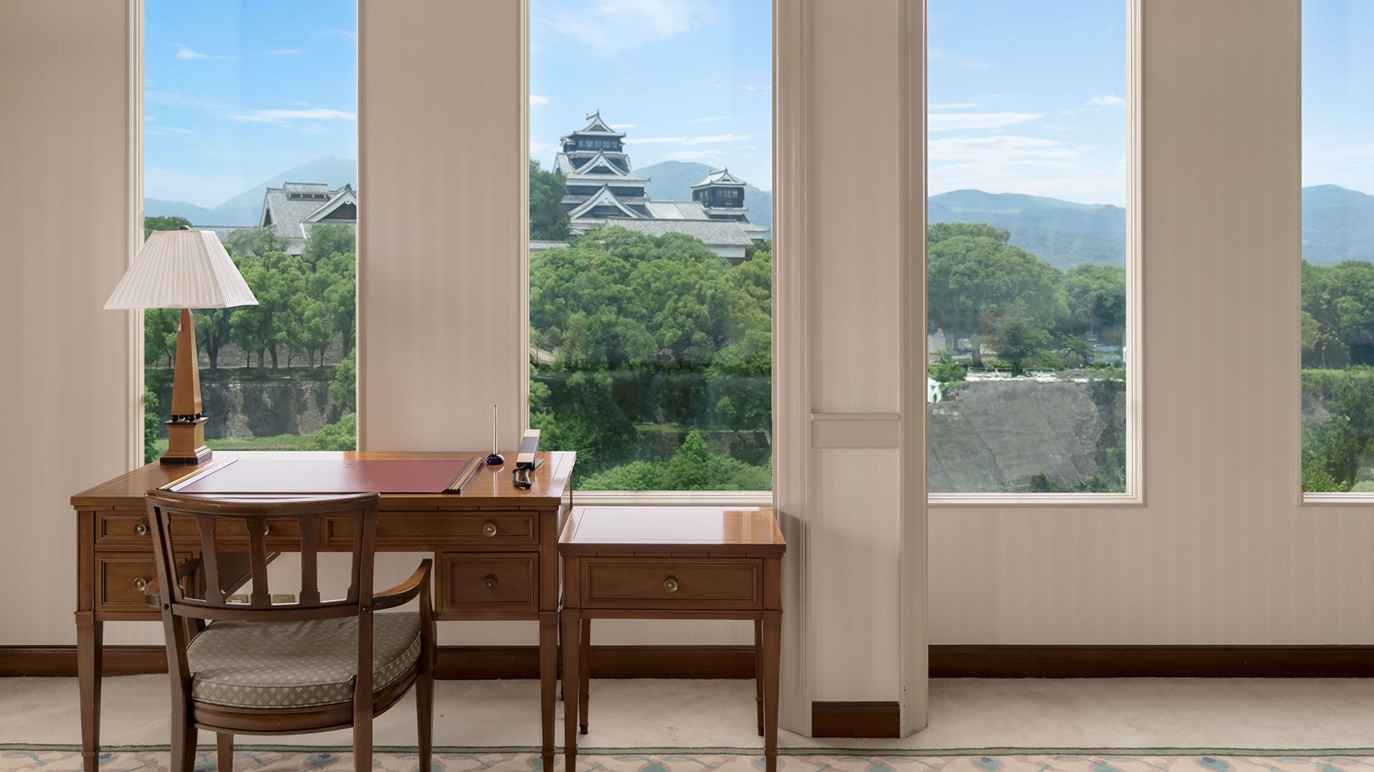 【ロイヤルスイート】窓から望む名城と共に、特別なひとときをお過ごしください。