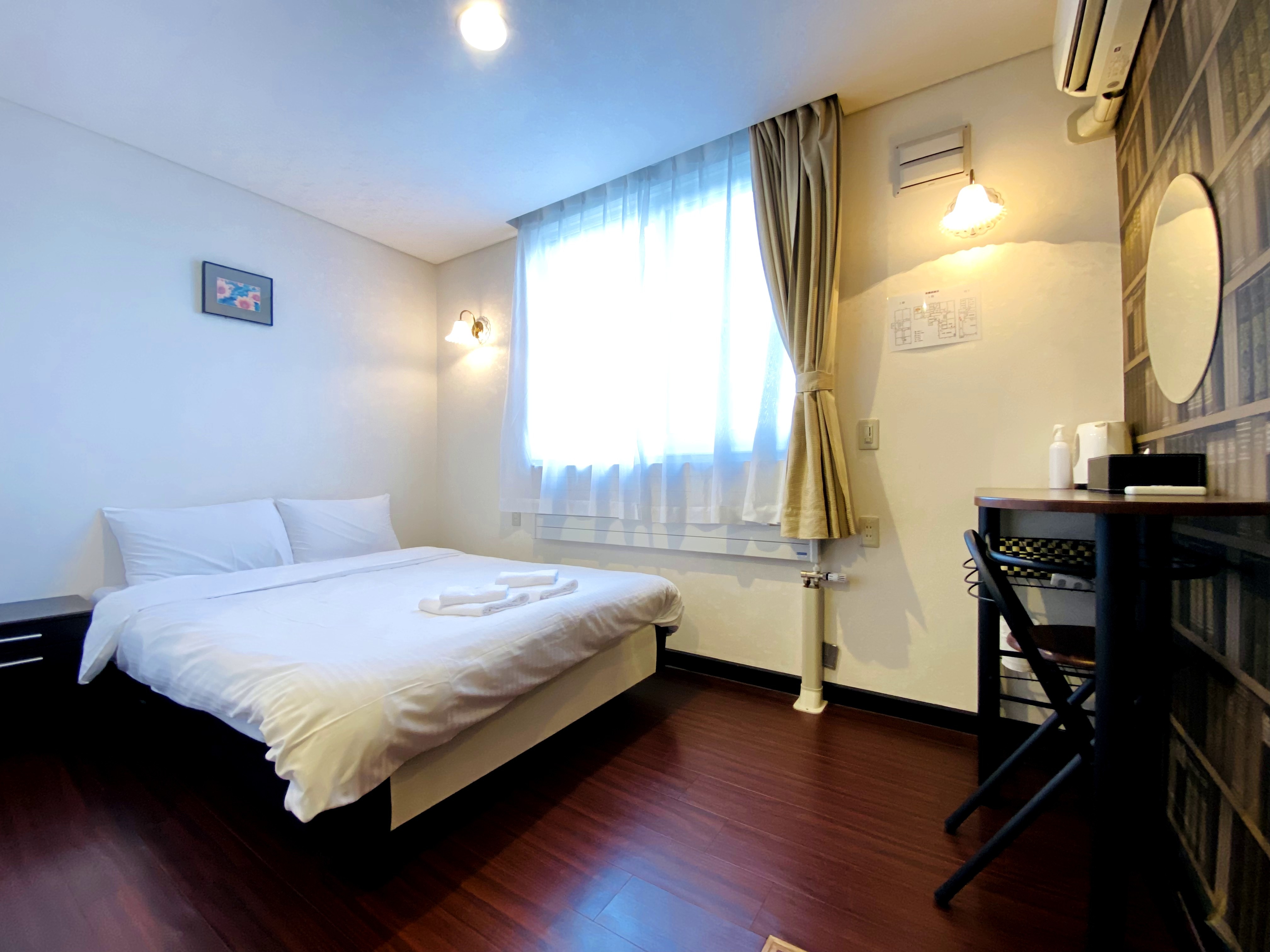 Double room (private bath and toilet) (no pets allowed)