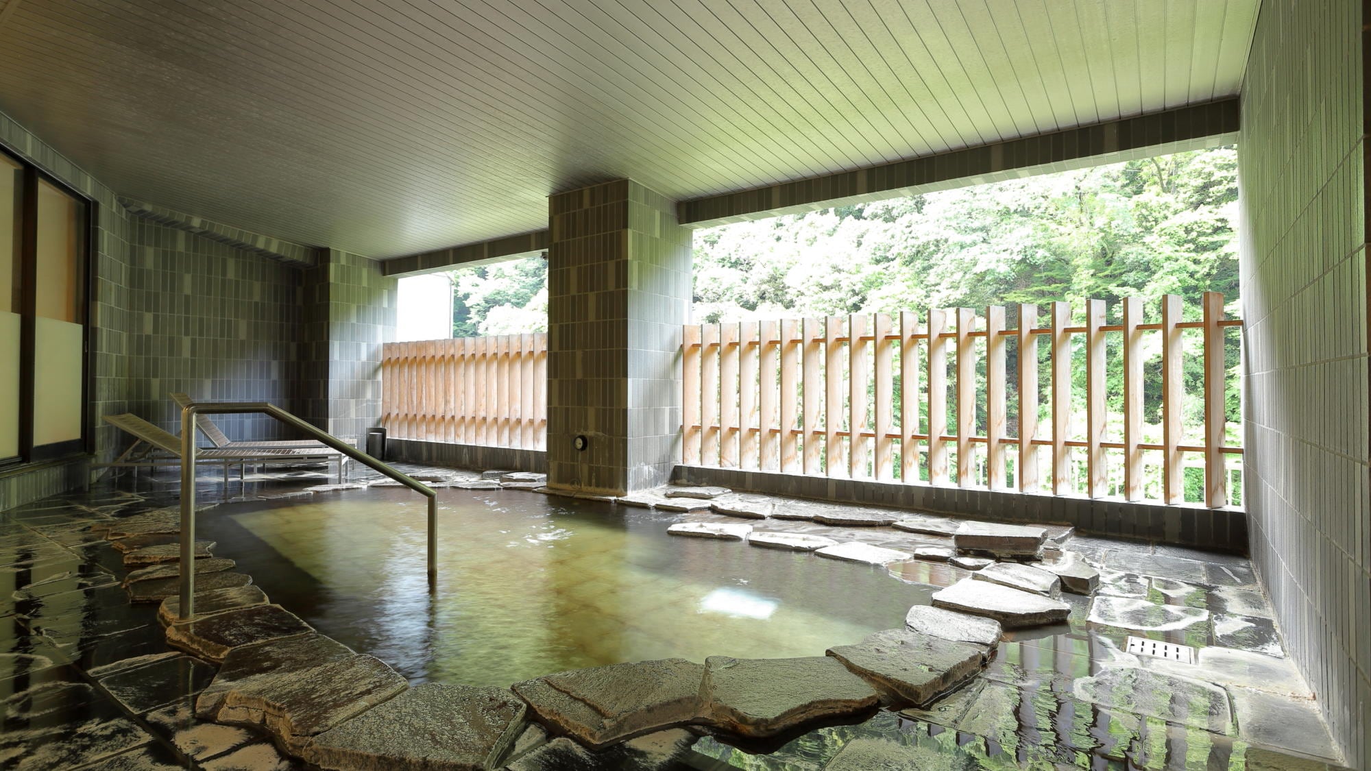 "Kinunoyu" rock bath with a view