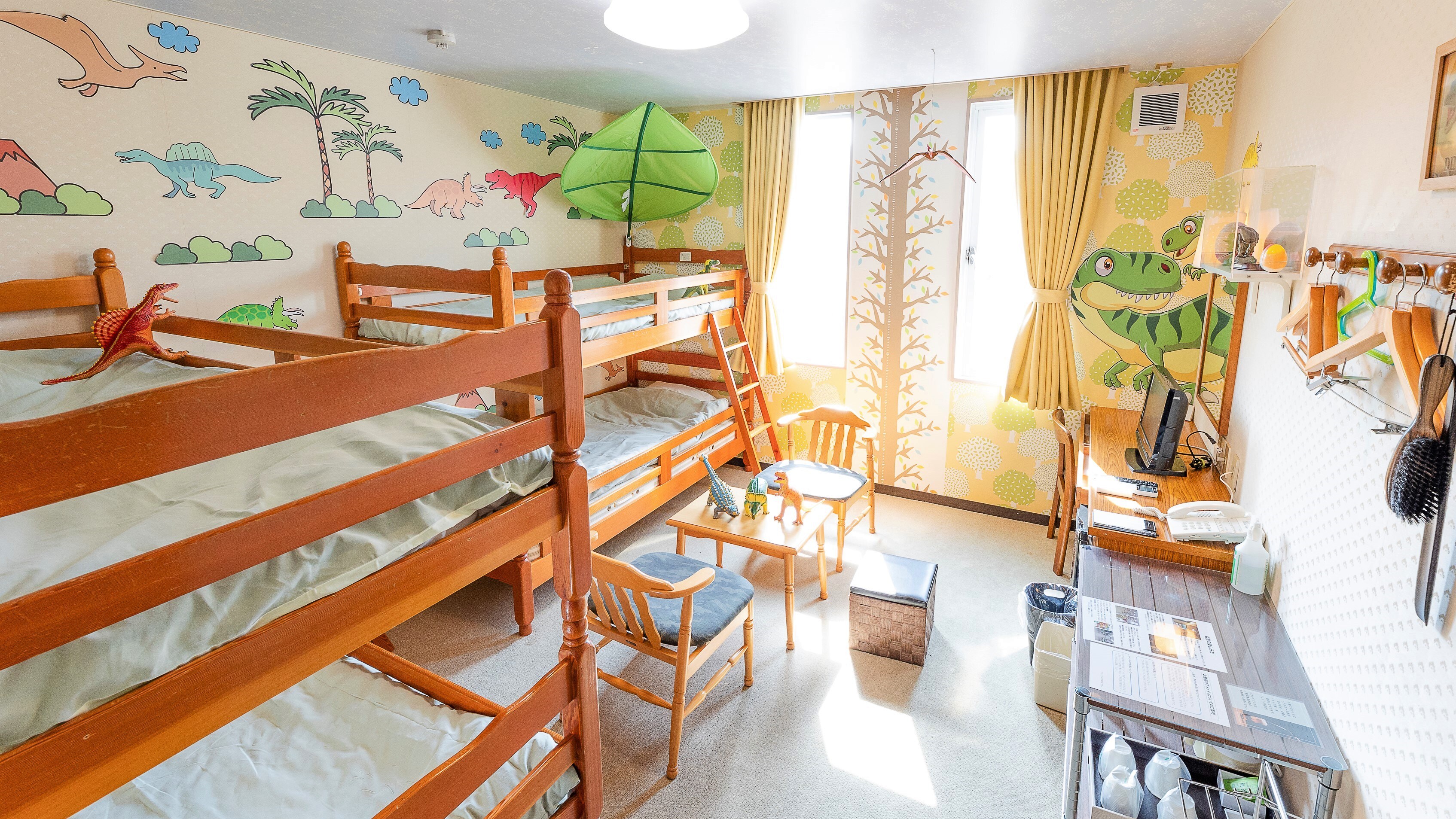 [Phòng khủng long có giường tầng cho bốn người]