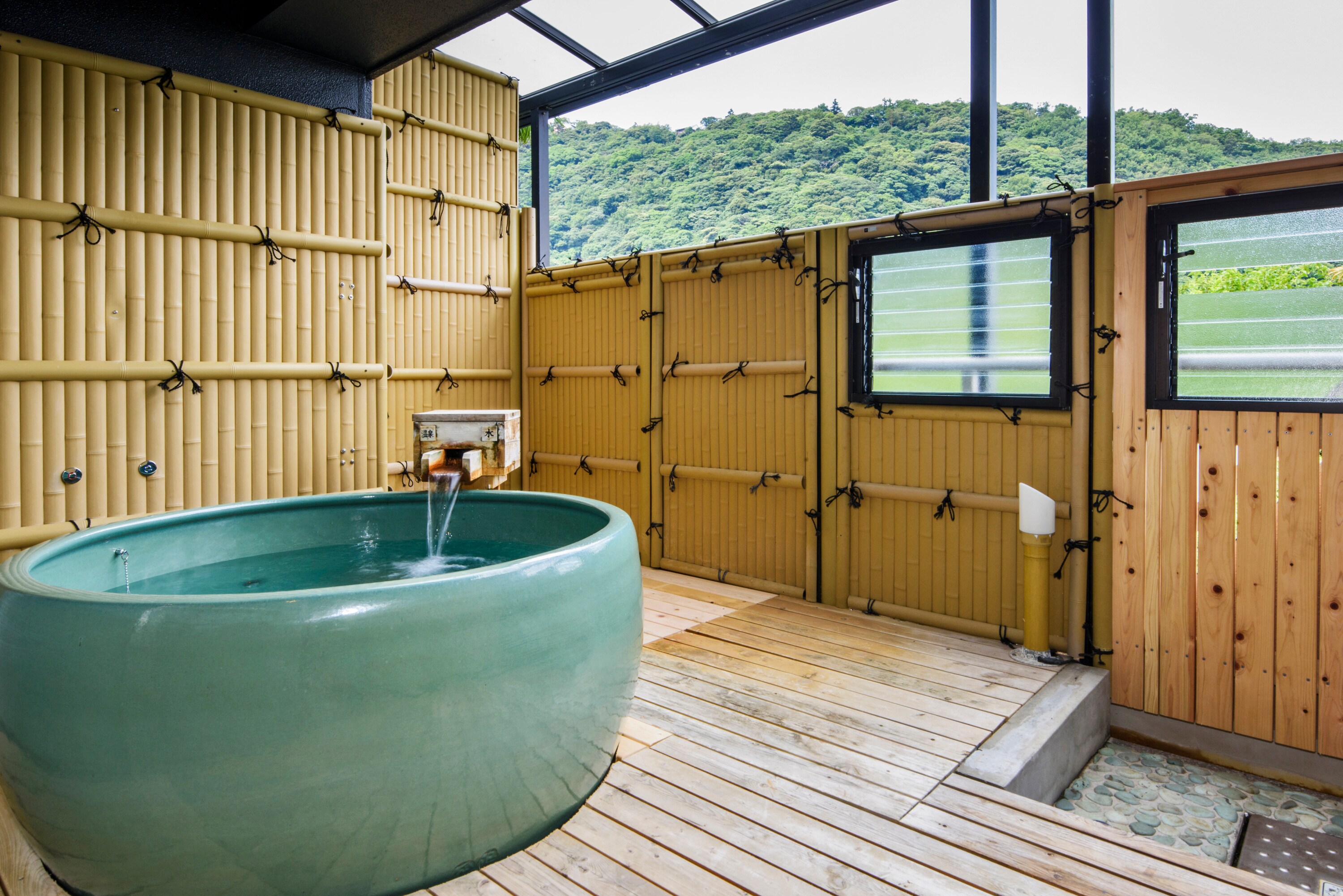 Western-style room with a semi-open-air bath