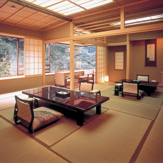 Kamar khusus dengan bak mandi di pohon cemara Jepang