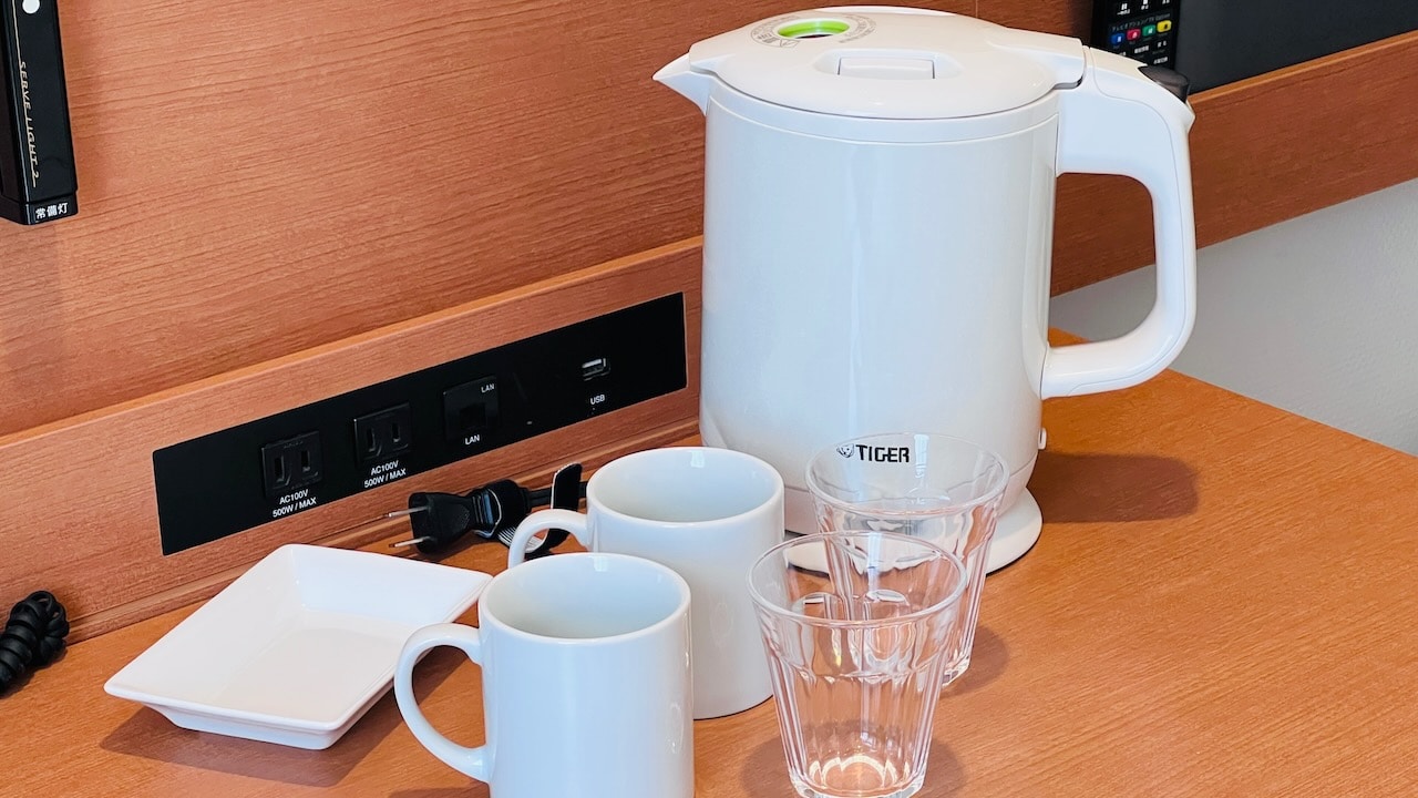 豊富な備え付け備品一覧。暖かい飲み物も冷たいお飲み物も。自動販売機も設置がございます。