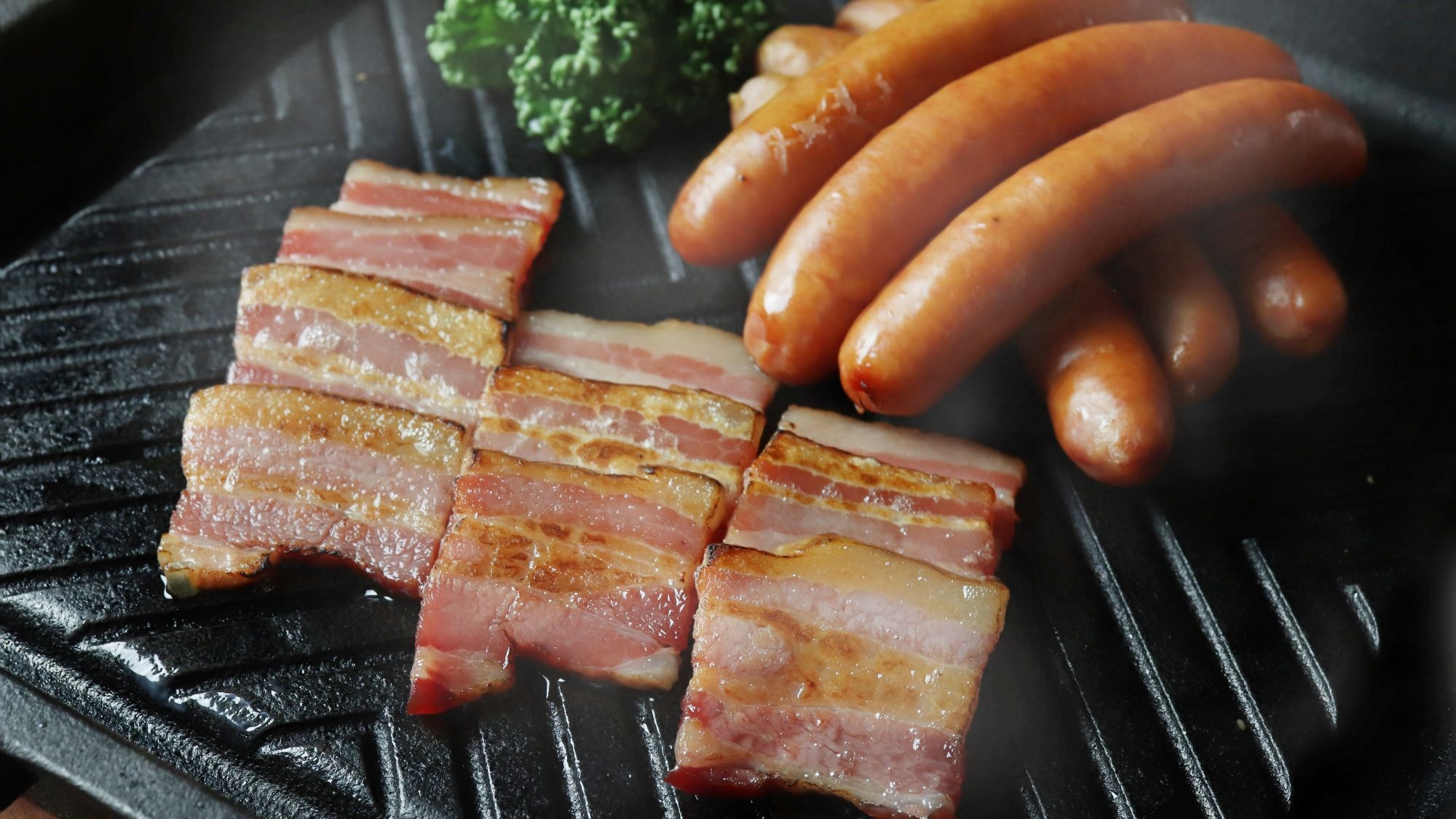 [Breakfast buffet] We offer smoky and flavorful pork sausages.