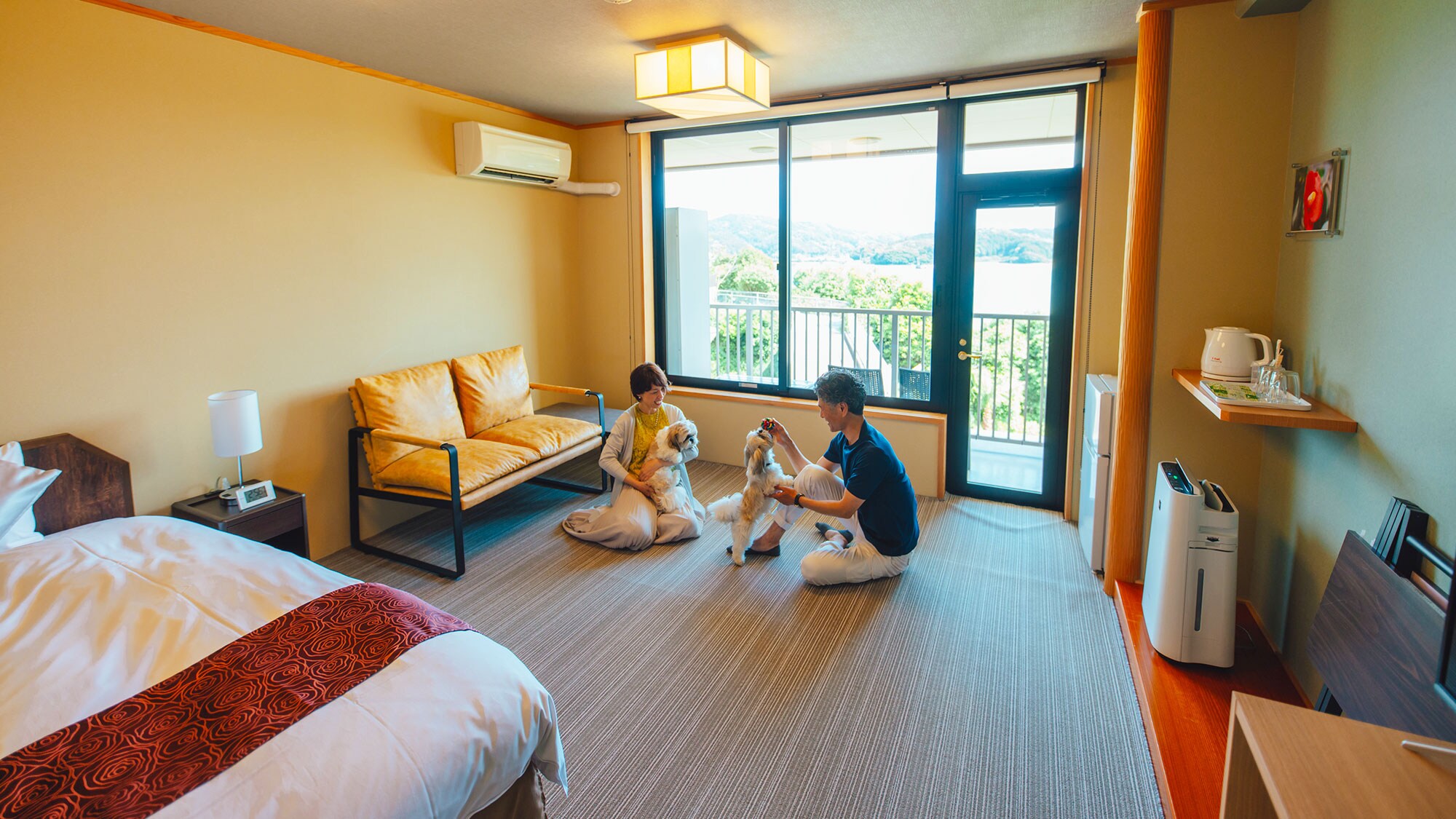 [Standard Twin] Enjoy a relaxing time while looking out at the ocean and islands from the window.
