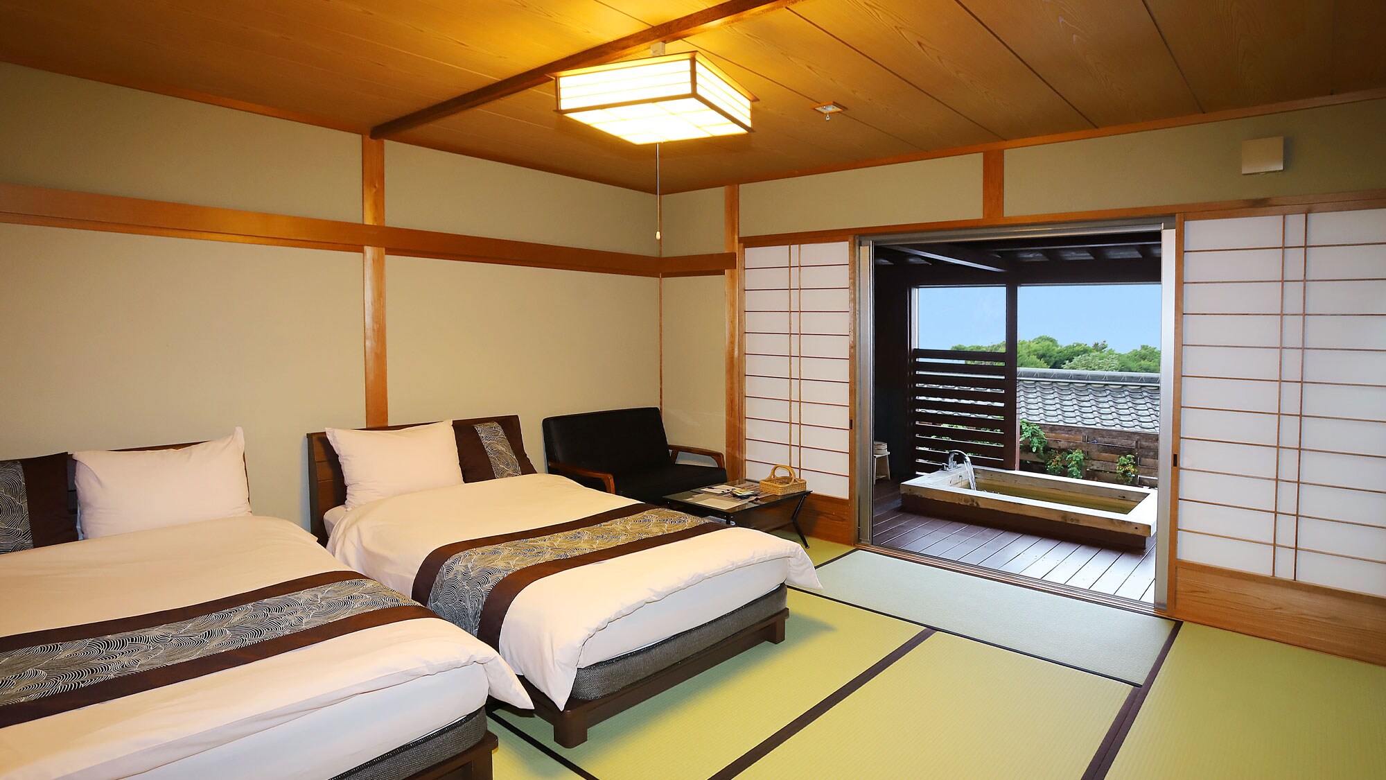 Phòng theo phong cách Nhật Bản có 12 tấm chiếu tatami và một chiếc giường.