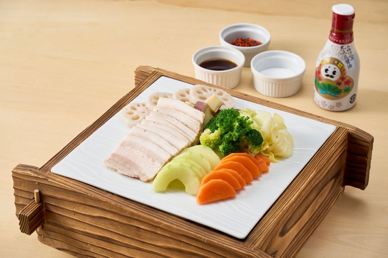 豚バラ肉と近江町市場直送地野菜　彩りセイロ蒸し