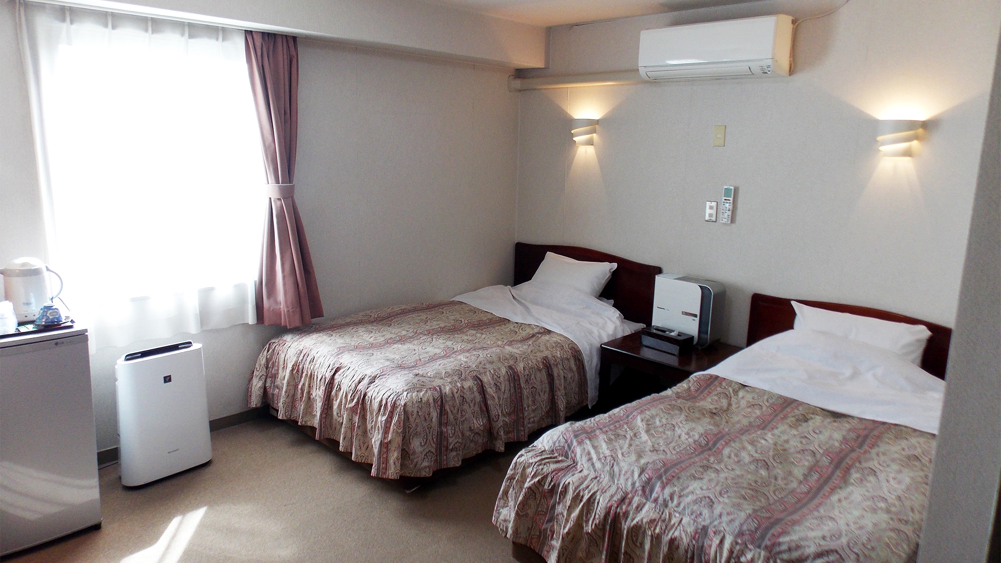 * [Twin room] (Example) Some rooms are equipped with a humidifier at the bedside.