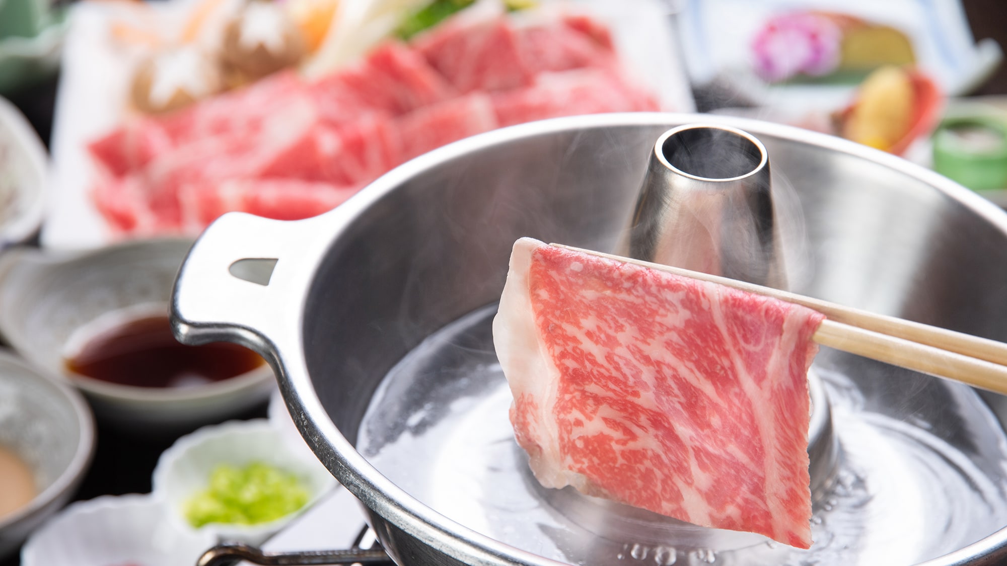 Shabu-shabu hotpot di mana Anda dapat sepenuhnya menikmati kelezatan daging sapi Zao. Nikmati dengan saus cocolan spesial kami.