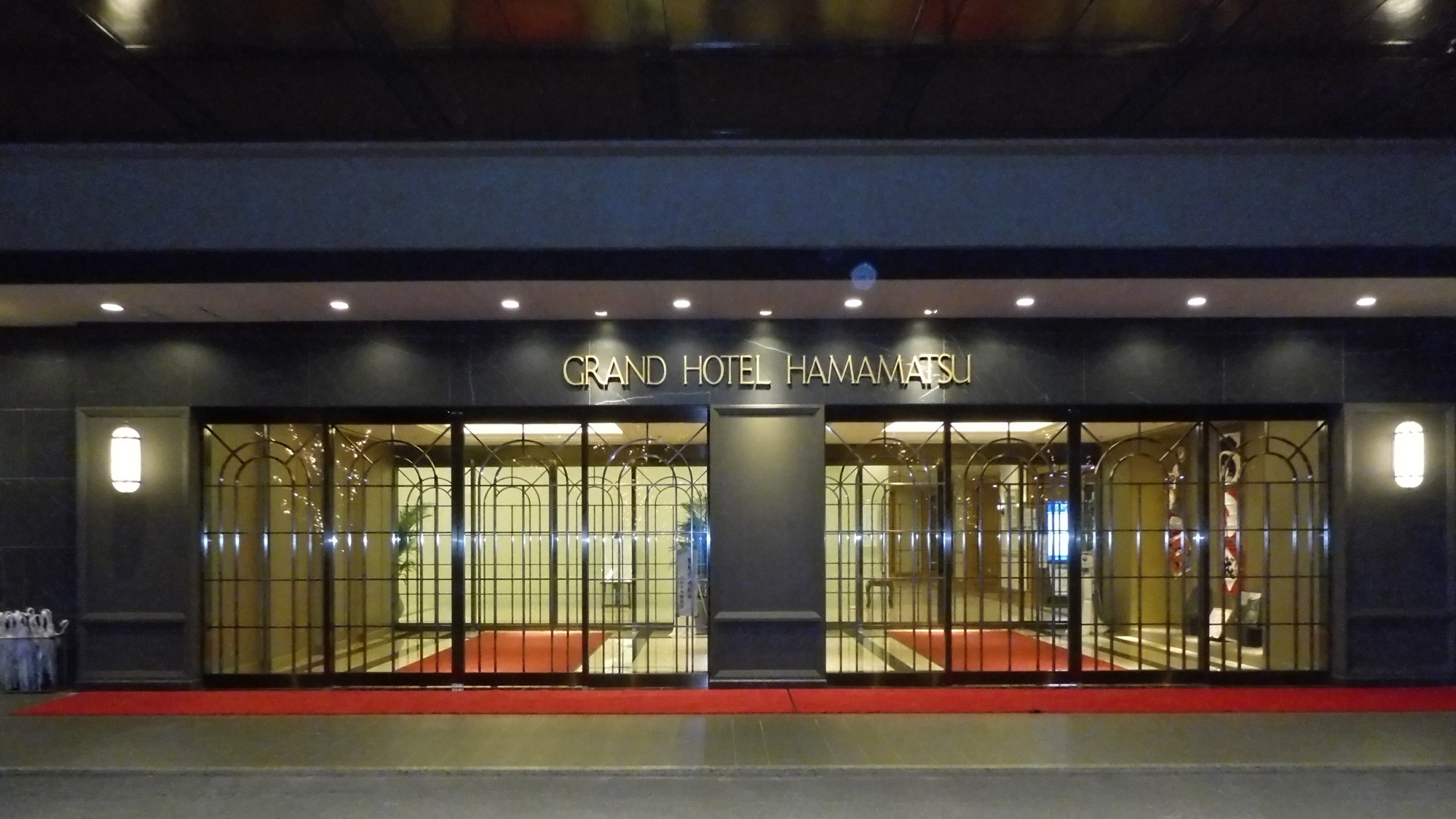 ◆ A heavy and classic stone pillar is shaped like a gate, and the sash is designed with an arch design.