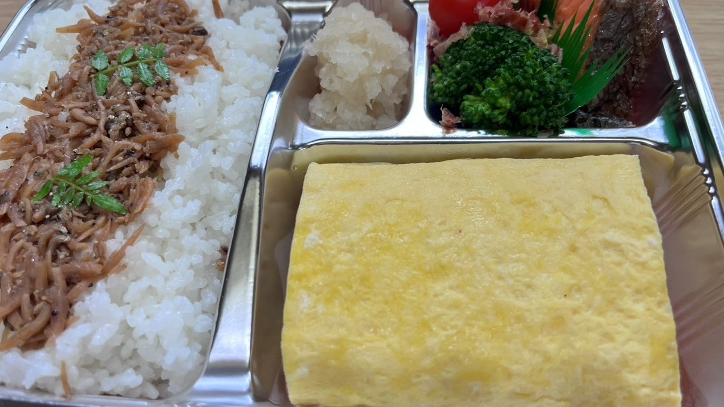 Hộp cơm bento trứng cuộn cho bữa sáng