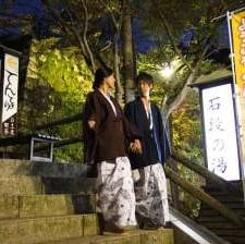 Stroll down the stone steps in a yukata. With the couple plan, you can borrow a colorful yukata with a stylish pattern for free.