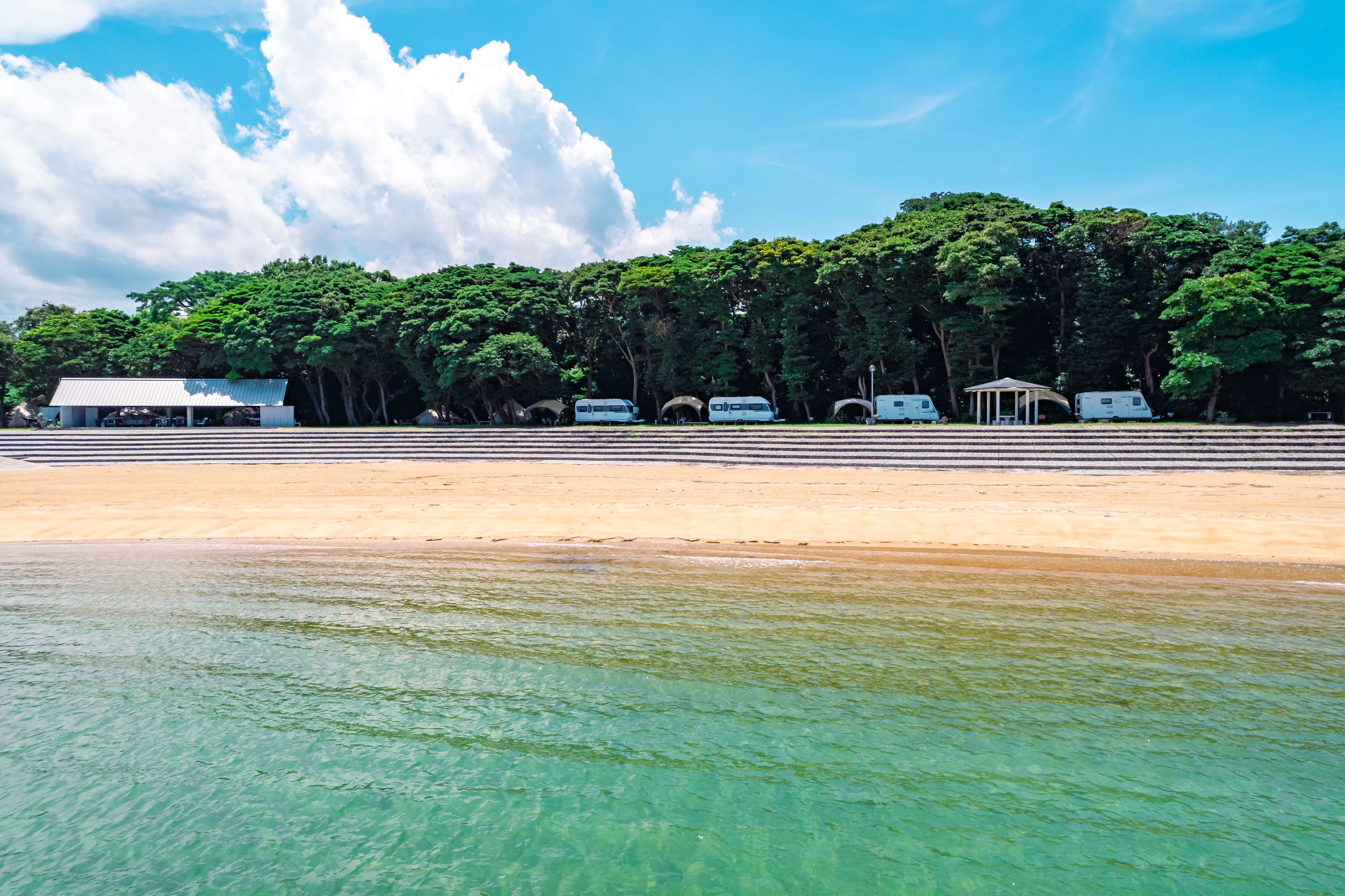 Chỉ cách biển 10 giây đi bộ