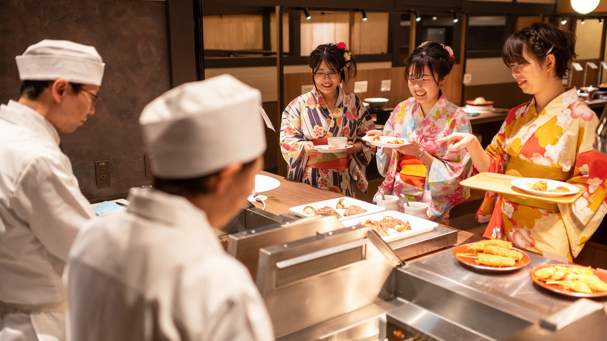 ที่ Satoyama Dining เพลิดเพลินกับอาหารสไตล์บุฟเฟ่ต์ครึ่งมื้อ