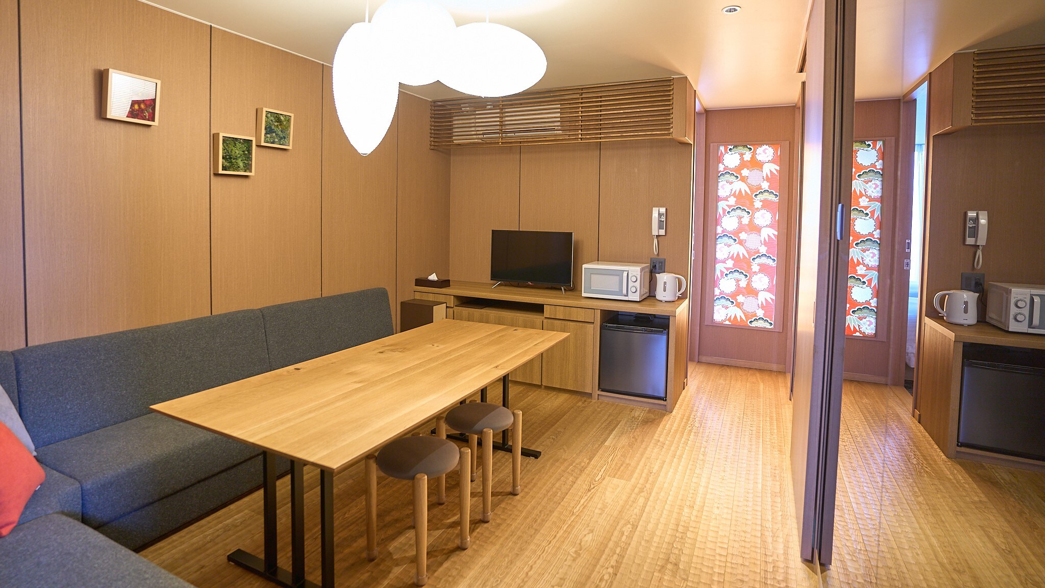 Family Suite: ห้องนั่งเล่นที่อบอุ่นและทำด้วยไม้จริง