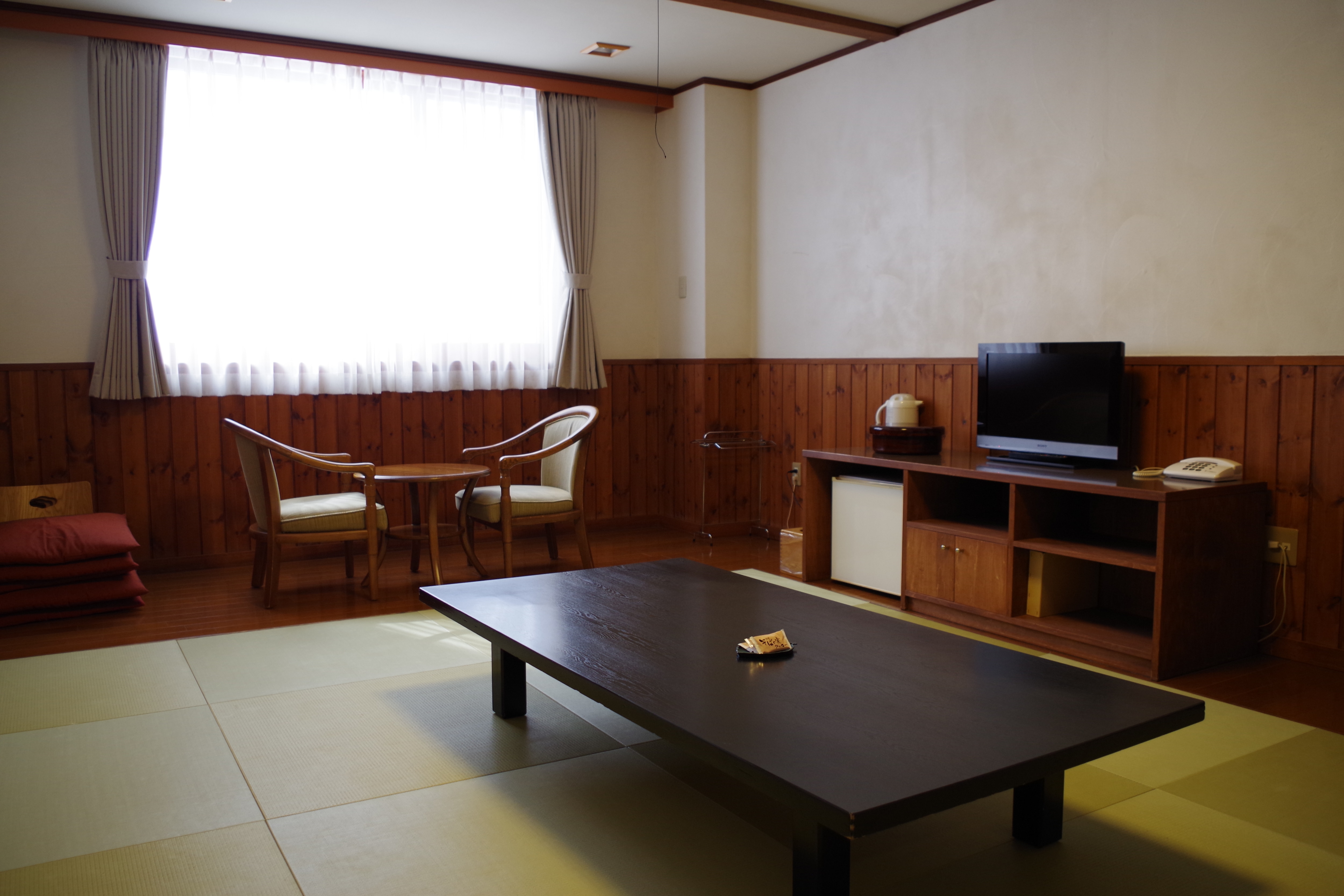 Japanese-style room on the mountain side 12 tatami mats