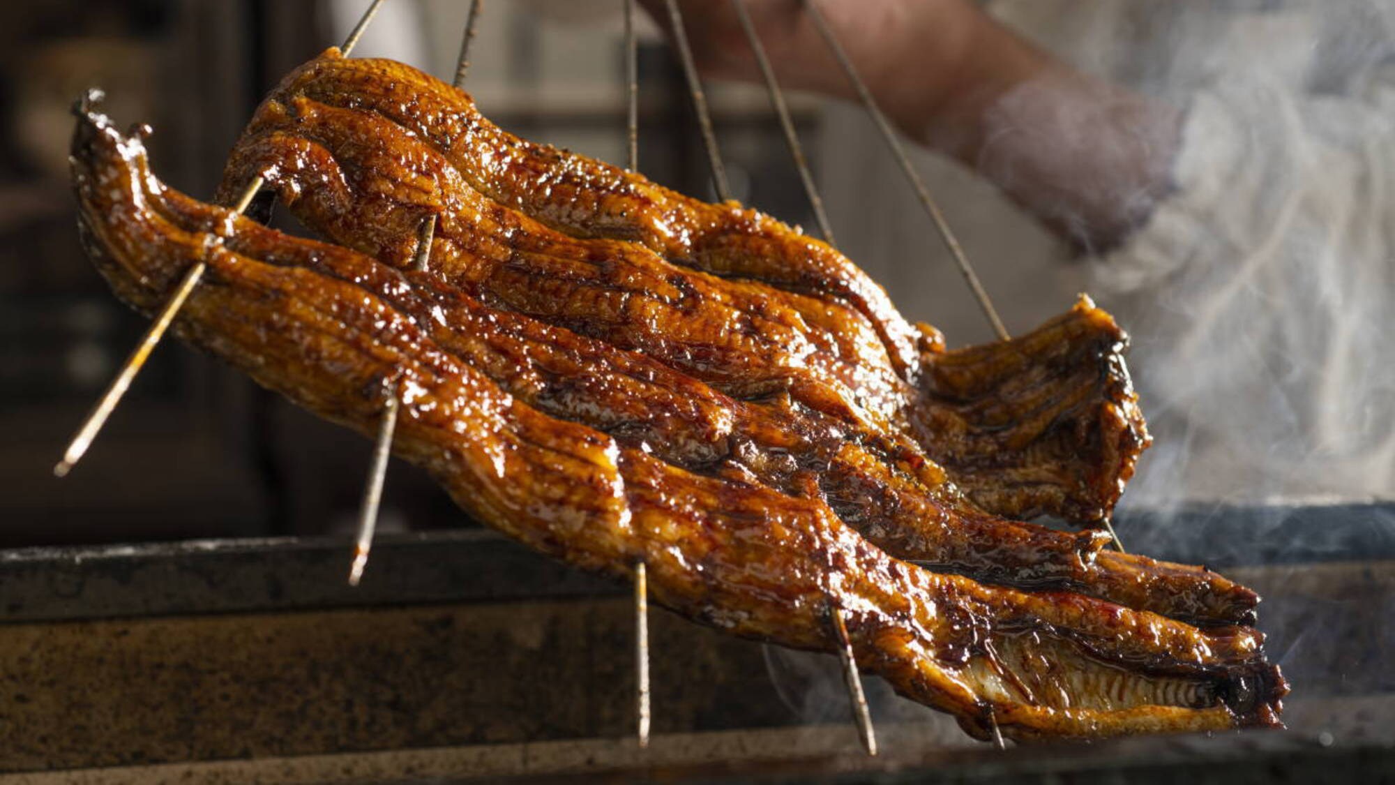 [Eel] We serve carefully selected domestic eel "grilled" on the grill, which means it's grilled without being steamed.