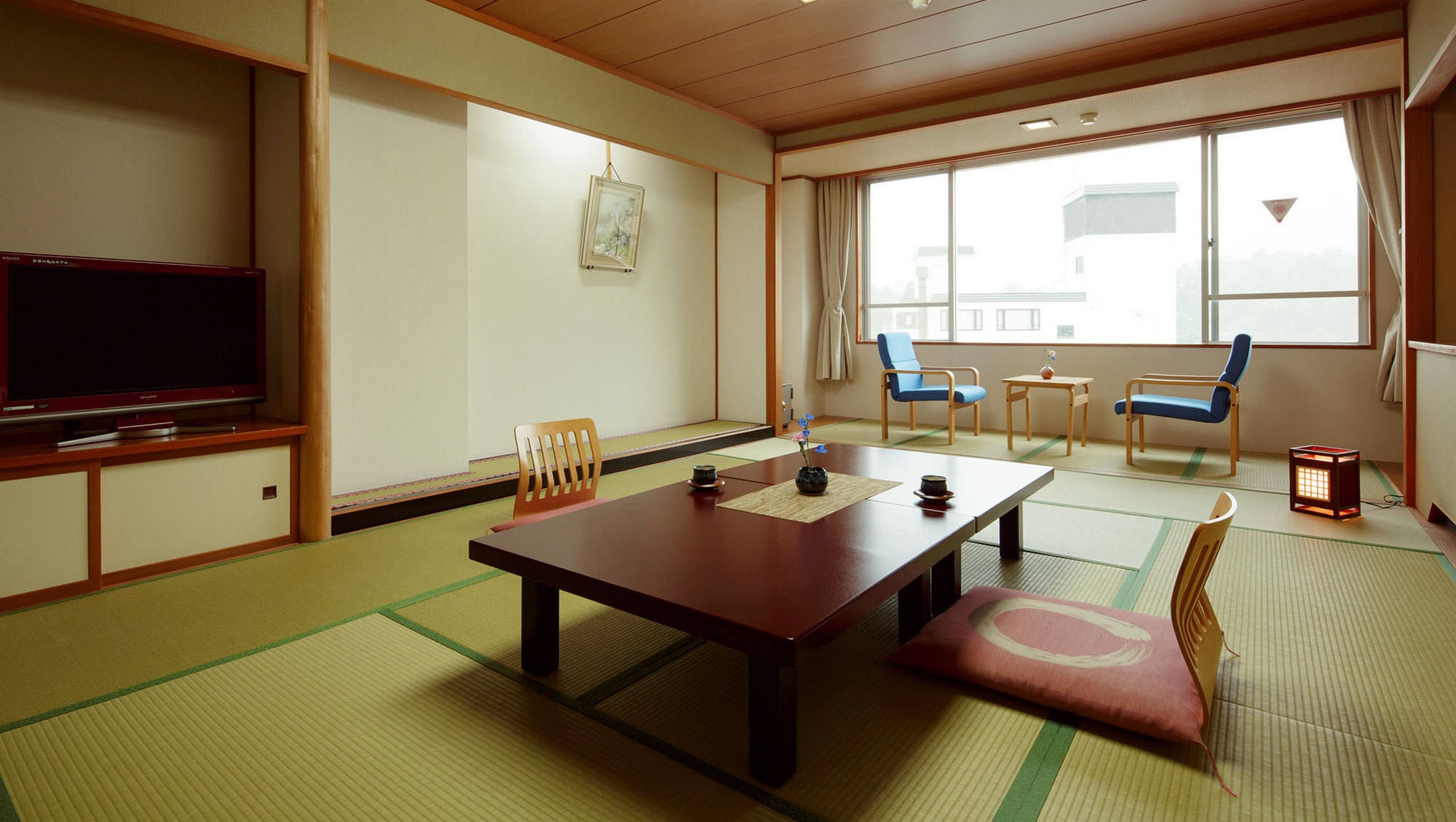 【방/일본식 방 12 다다미 일례】 넓은 일본식 방에서 느긋하게 쉬실 수 있습니다.