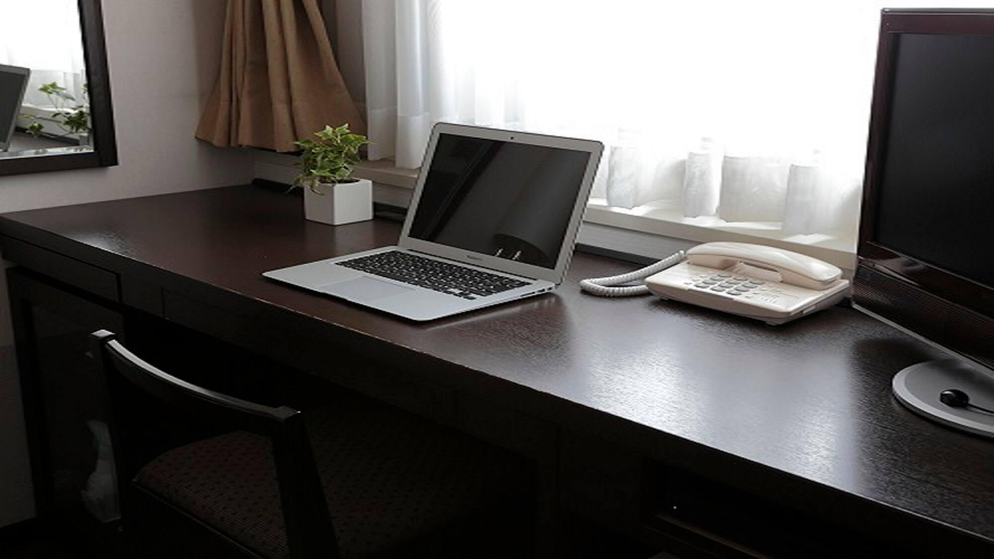 Wide single room desk image