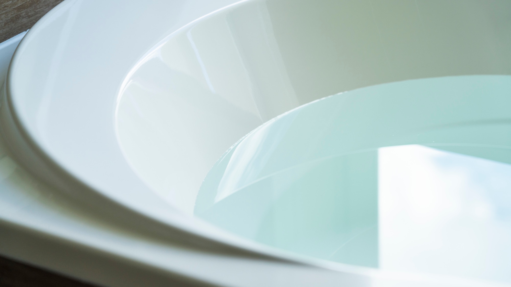 A bathtub that was jointly developed with LIXIL Corporation and was particular about the angle and depth.