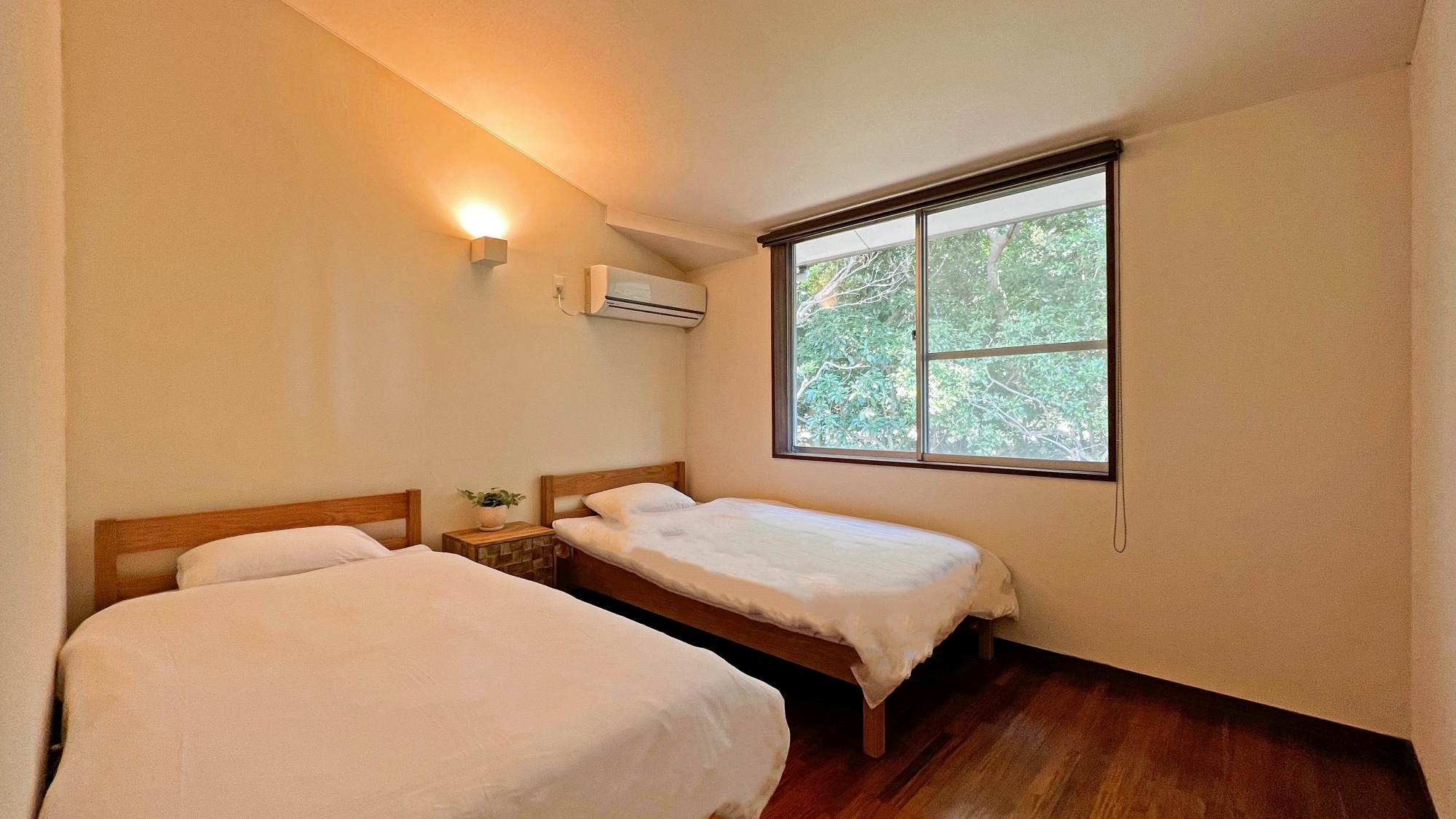 There are five bedrooms and can accommodate up to 14 people (when using extra beds).