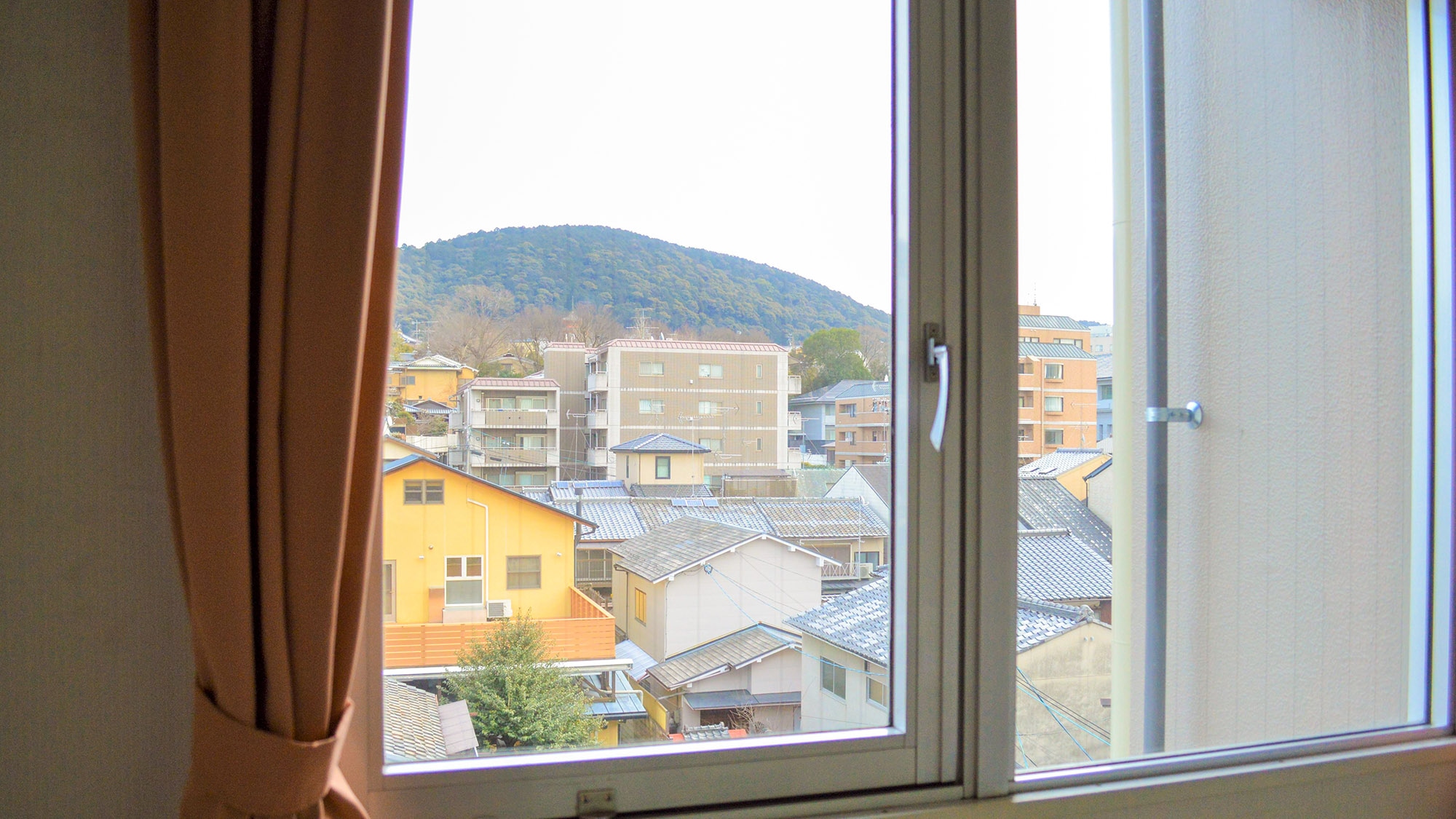 ・Private capsule/Mountains can be seen in the distance
