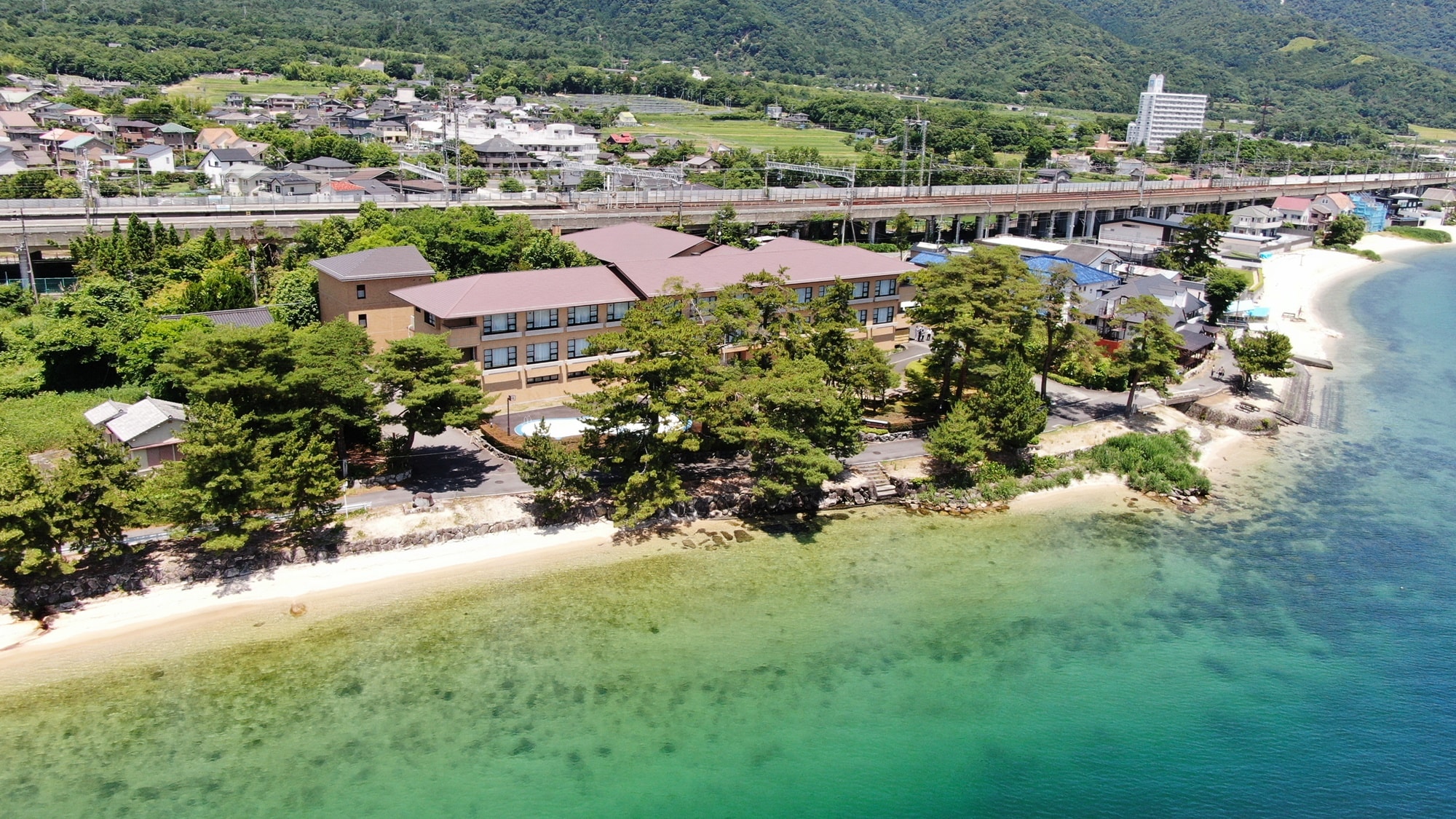 *【外観】当館より徒歩10秒！目の前には透明度抜群の琵琶湖が広がります。