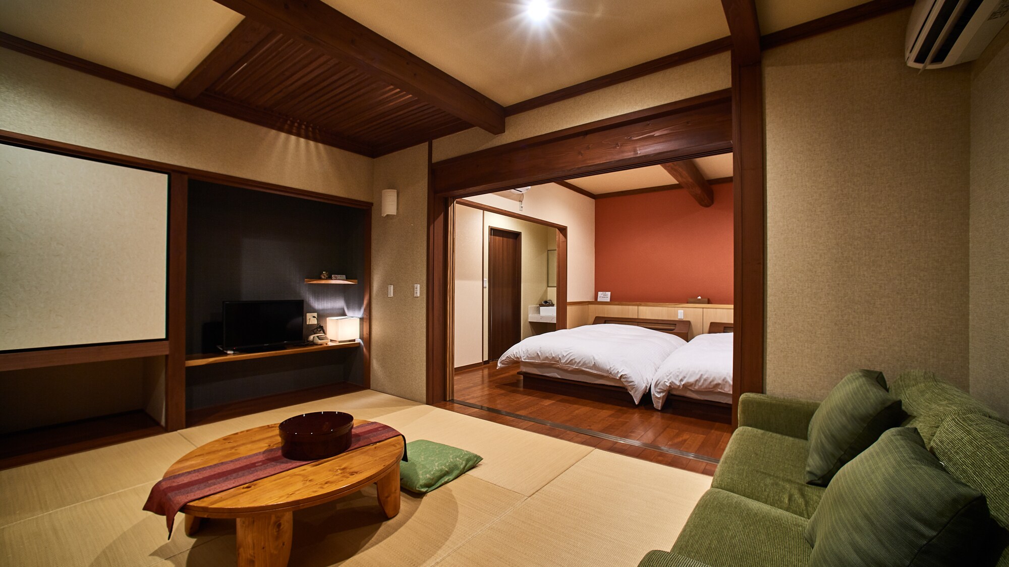 [Room with indoor bath / wormwood] Spacious Japanese and Western room.