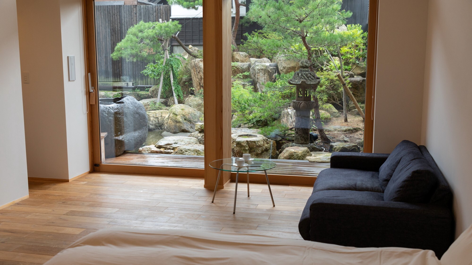 [SAKURA01] A renovation of an old elementary school building used in the Taisho era. The ceiling is high and there is a feeling of openness