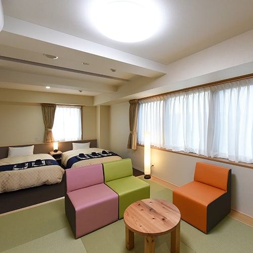 ≪High-rise twin room + 4 tatami mats and a half room (size: 30 sqm) ≫ This is a high-rise room with two 120cm beds.