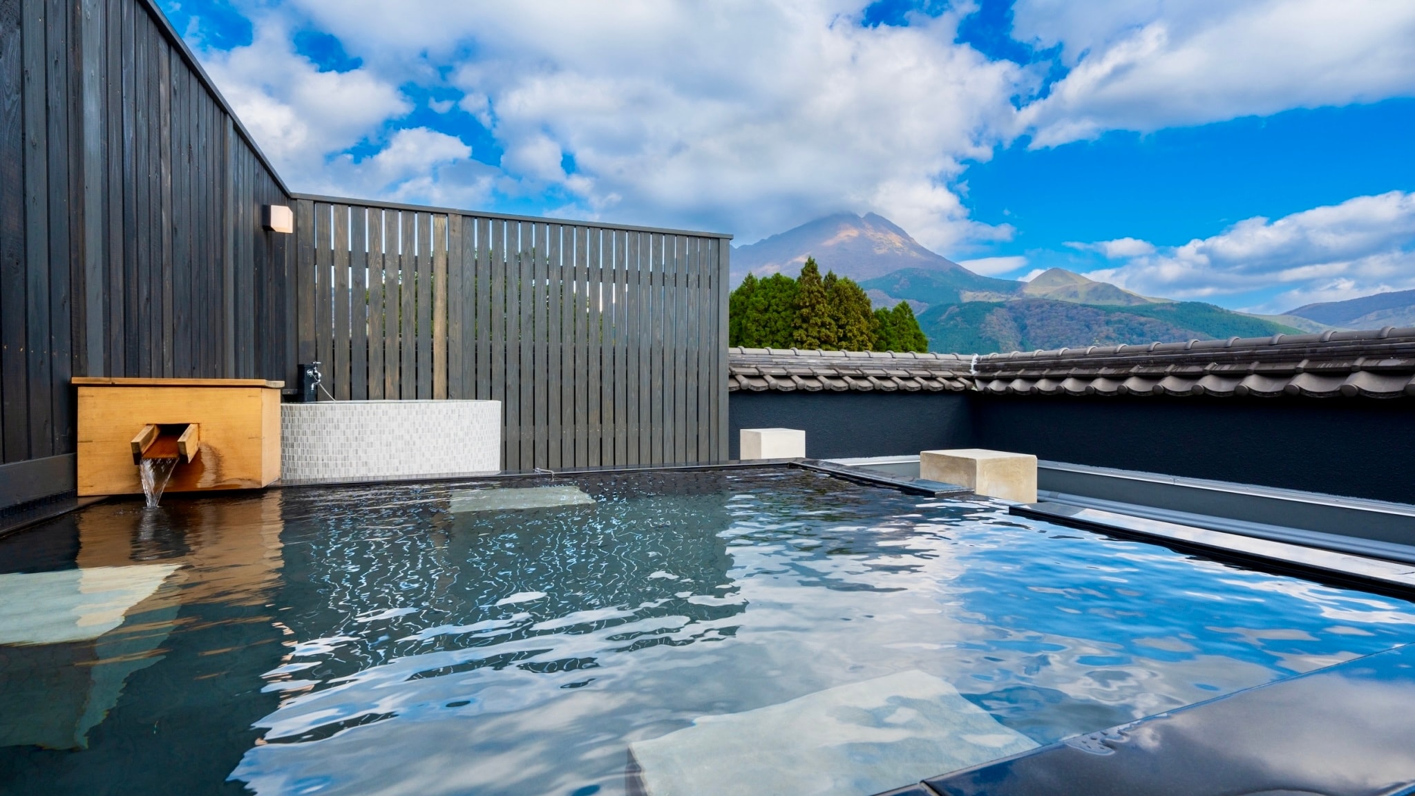 Rooftop open-air bath/large public bath