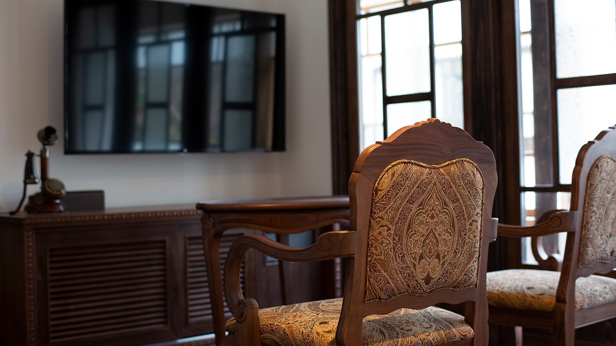 Kamar tamu modern era Taisho di lereng gunung