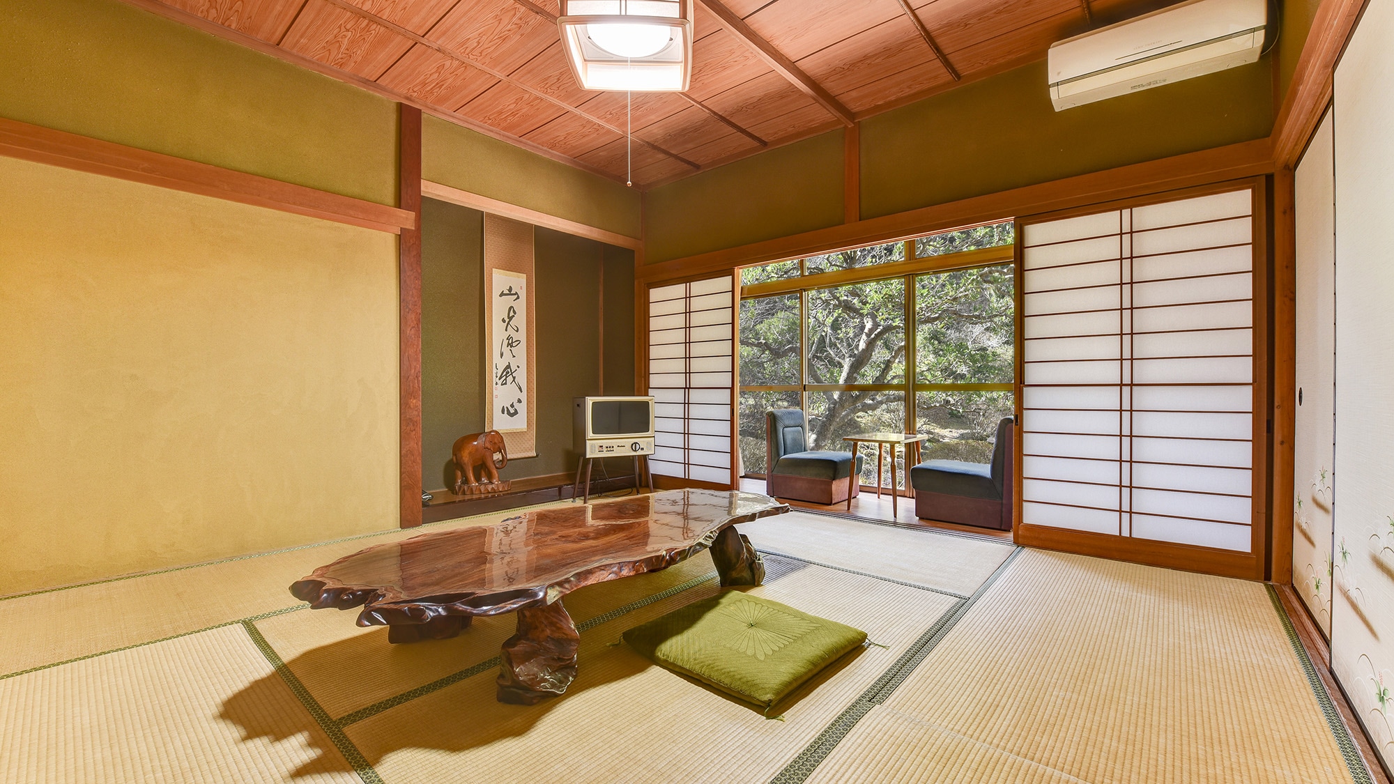*[8 tatami Japanese-style room (with toilet and washbasin)] Please relax in a spacious Japanese-style room.