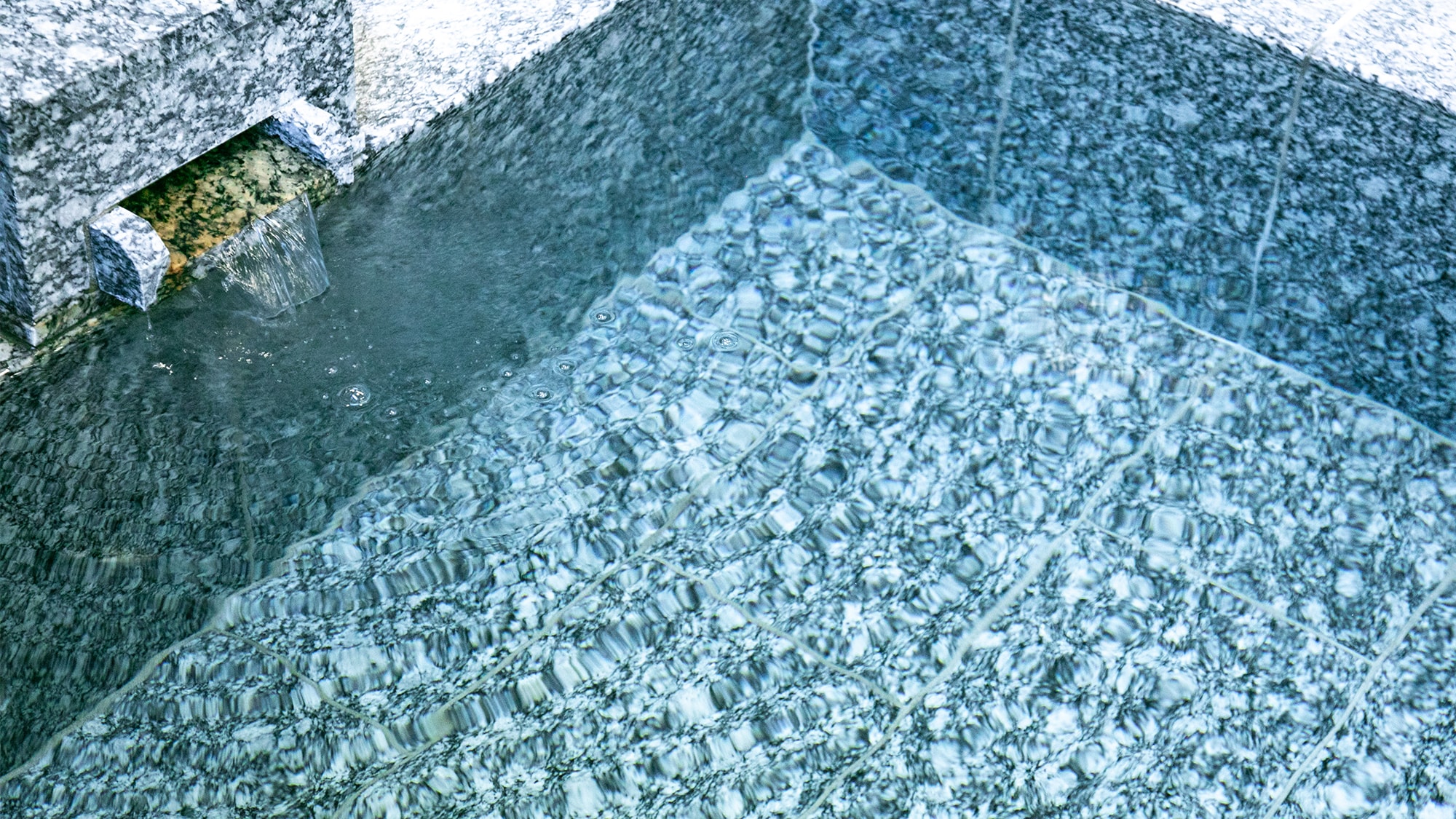 *Renovated in March 2023 [Hot Spring Large Bath Manryo-no-Yu (Women's Bath)] A white granite bath where you can enjoy the color of the hot spring waters of Izu Nagaoka Onsen.