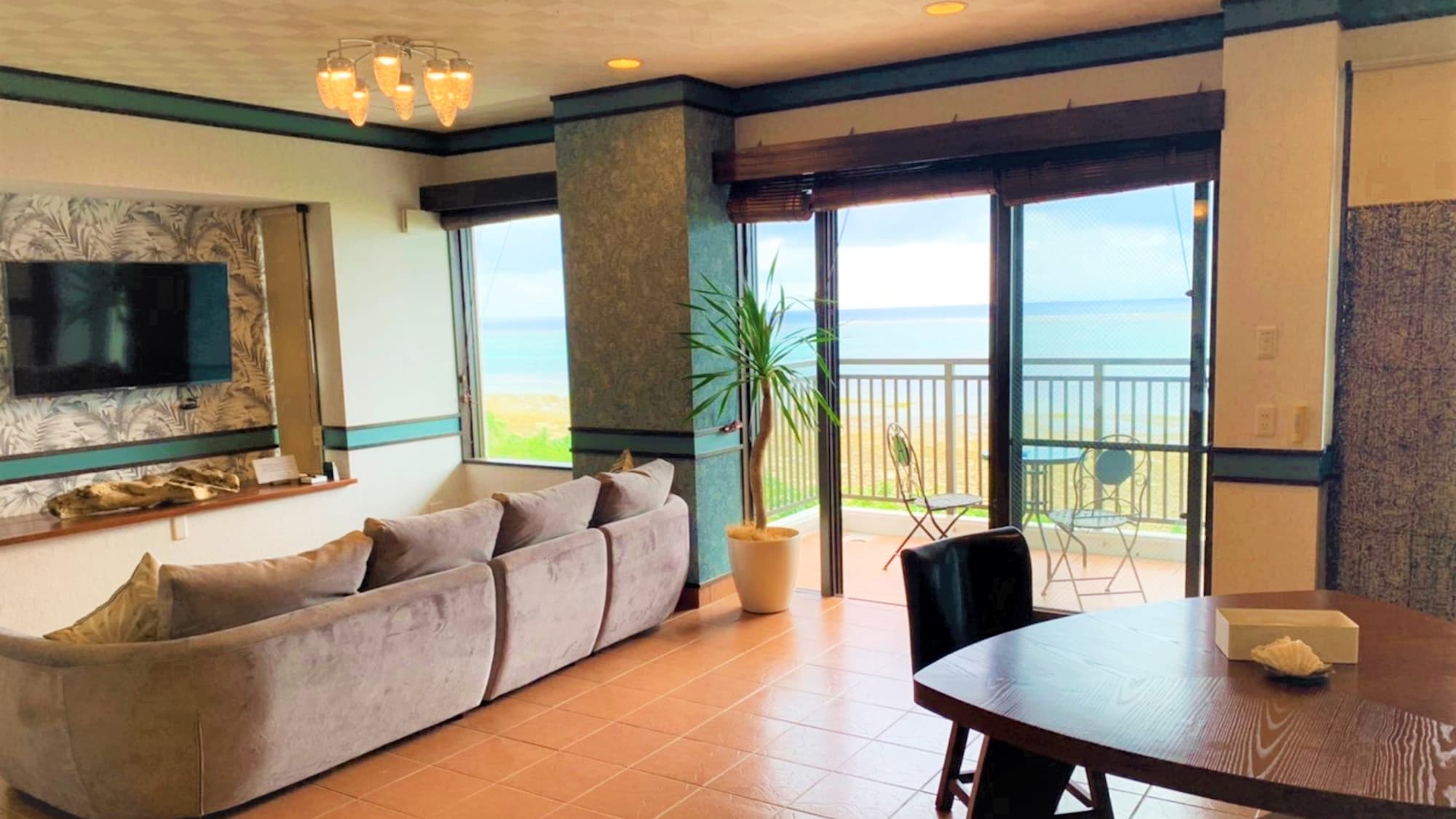 ・ <Suite room Murikabushi> A room for up to 6 people who is happy with family and group trips.